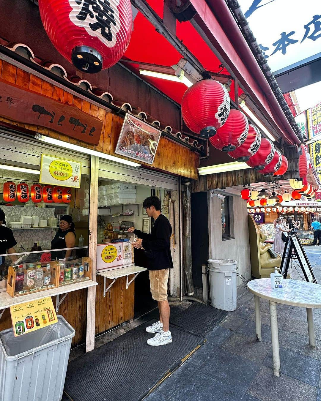 鈴木あやさんのインスタグラム写真 - (鈴木あやInstagram)「阪神が優勝するー‼️と言い出し阪神ファンの速人くんの付き添いで急遽大阪へ！🐙❤️笑 新世界の串焼きホルモン屋さん @hormone_munenori のチレ刺しとねぎレバが絶品すぎました😫❤️ 1日だけだったけどど定番な観光をしてめちゃ楽しかった〜☺️✨  👶🏻はじめてのホテルで寝るか不安だったけどなーんの問題もなくスヤスヤでした😴💕 なんなら飛行機もイメトレして乗ったからかなんの問題もなしっ🙆‍♀️ でも、色々子連れ旅で学びがあったから後日レポしますね☺️✨」9月18日 19時08分 - techitechiaya