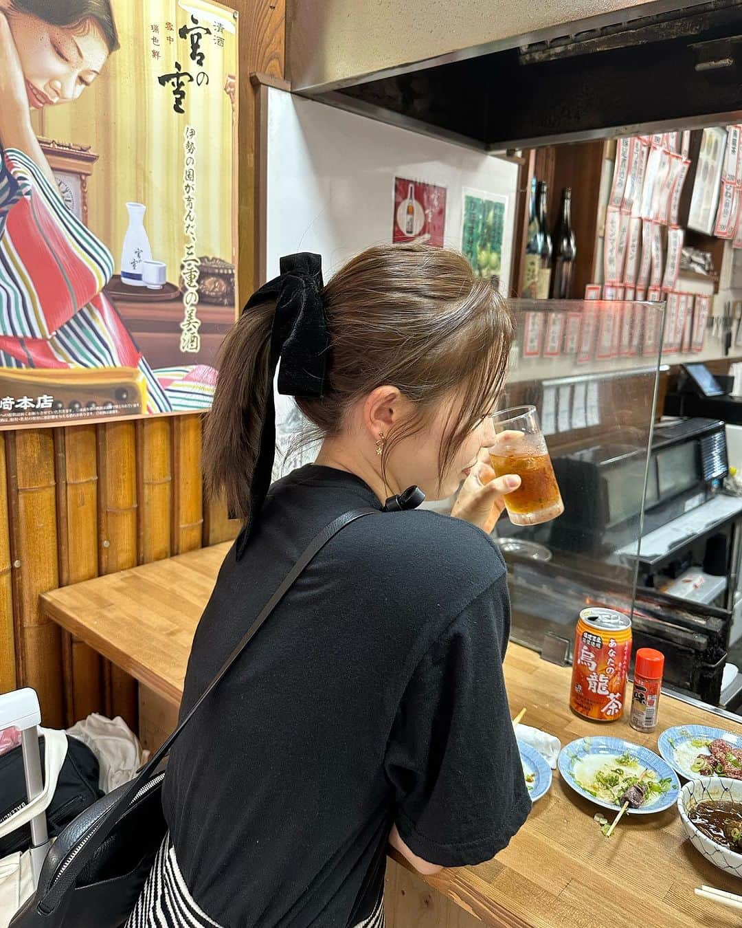 のインスタグラム：「阪神が優勝するー‼️と言い出し阪神ファンの速人くんの付き添いで急遽大阪へ！🐙❤️笑 新世界の串焼きホルモン屋さん @hormone_munenori のチレ刺しとねぎレバが絶品すぎました😫❤️ 1日だけだったけどど定番な観光をしてめちゃ楽しかった〜☺️✨  👶🏻はじめてのホテルで寝るか不安だったけどなーんの問題もなくスヤスヤでした😴💕 なんなら飛行機もイメトレして乗ったからかなんの問題もなしっ🙆‍♀️ でも、色々子連れ旅で学びがあったから後日レポしますね☺️✨」