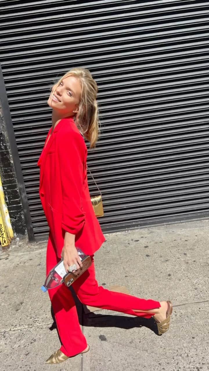 アナリン・マッコードのインスタグラム：「“Society… you’re a crazy breed” 🎼 - love you @eddievedder <suit by @cinqasept | blonde 👱‍♀️ by my darling @thelilliotheory | song by The One and Only>」