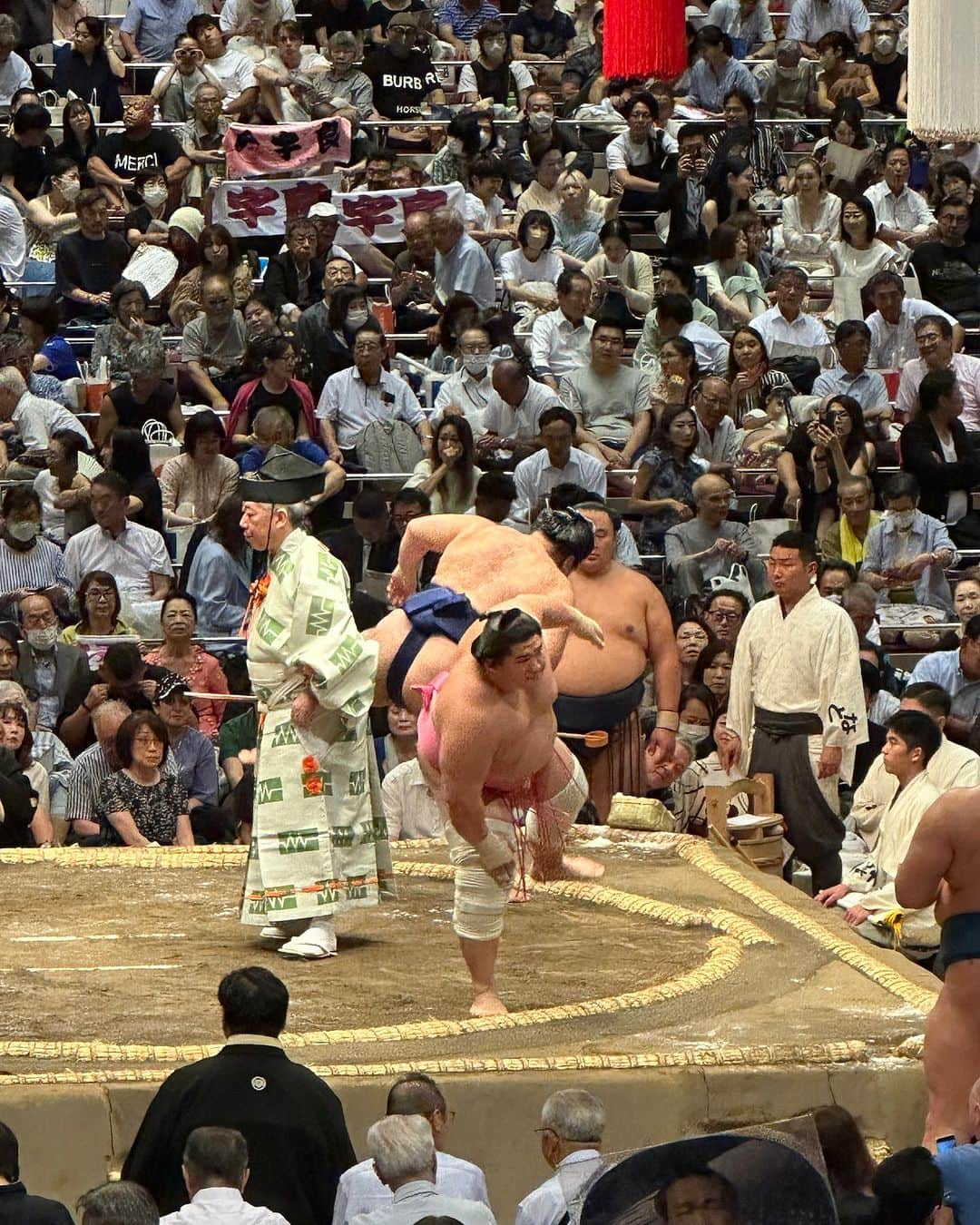 櫻井貴史さんのインスタグラム写真 - (櫻井貴史Instagram)「人生初のお相撲に多恵さん、マイシスターと共に、貴史繋がりマイフレンド青柳さんに連れて行って頂きました。  驚きなのが、青柳さんはこの日の朝方にお仕事で左肩の靭帯を断裂したのですが、雪駄を引っ掛けそのままふらっとやって来ました。  もはや相撲見物所ではないと思うのですが「靭帯1本切れただけでもう一本靭帯あるので大丈夫です」と言って笑ってました（この後無事手術されたとの事です）  初めて見るお相撲は想像以上に激しく、力士はでかく、宇良のピンクはテレビで見るより渋く、不思議な空間で食べる地下のチャンコはとても美味しく、それはそれはとても素晴らしい体験でした！  #大相撲 #靭帯1本残しで #国技館 #へ #やって来た男 #青柳貴史 さん #この日ばかりは #もはや #力士より鉄人 #でした」9月18日 19時20分 - sakurai_takashi