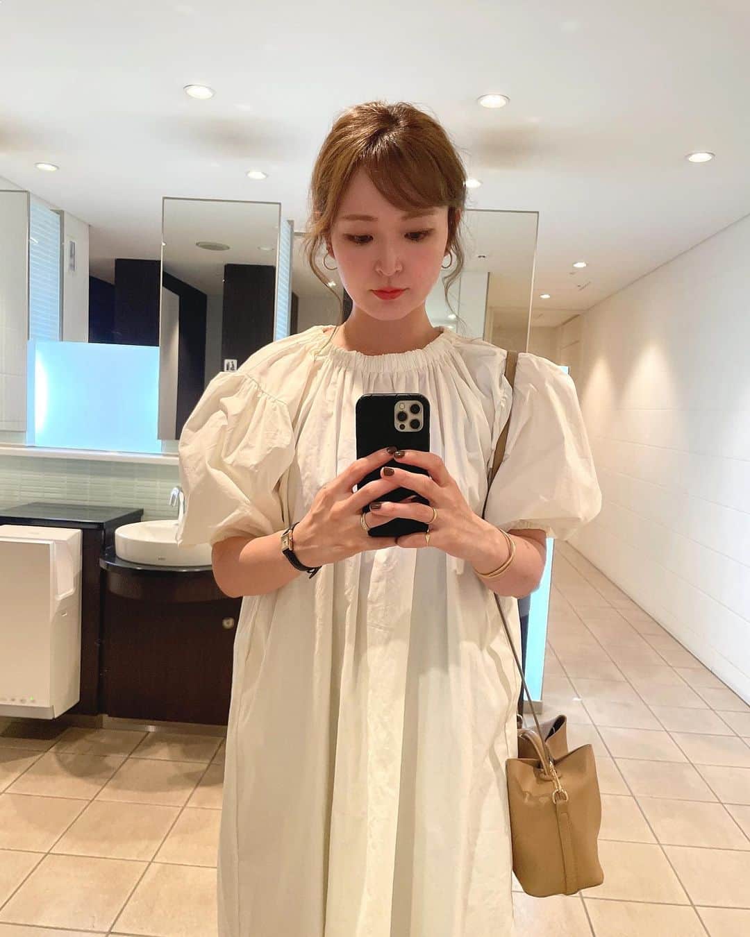 のインスタグラム：「白ワンピース好評で嬉しい🤍🦔 でも案の定シミを付けて帰ってきました😂♡」