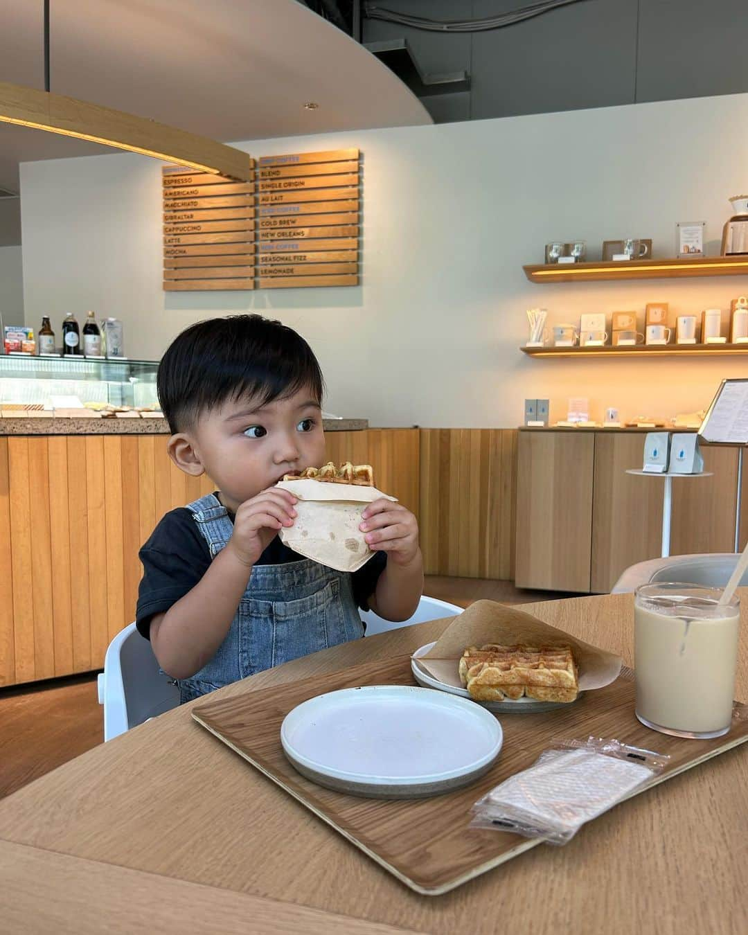 HARUEのインスタグラム：「Yummy yummy🧇🍴  子供の食べてる姿ってほんと可愛い🫣  最後の「ワッフルおいしい☺️」を 一生懸命言おうとしてるところにもキュン🫰🏼🤍  #2歳2ヶ月」