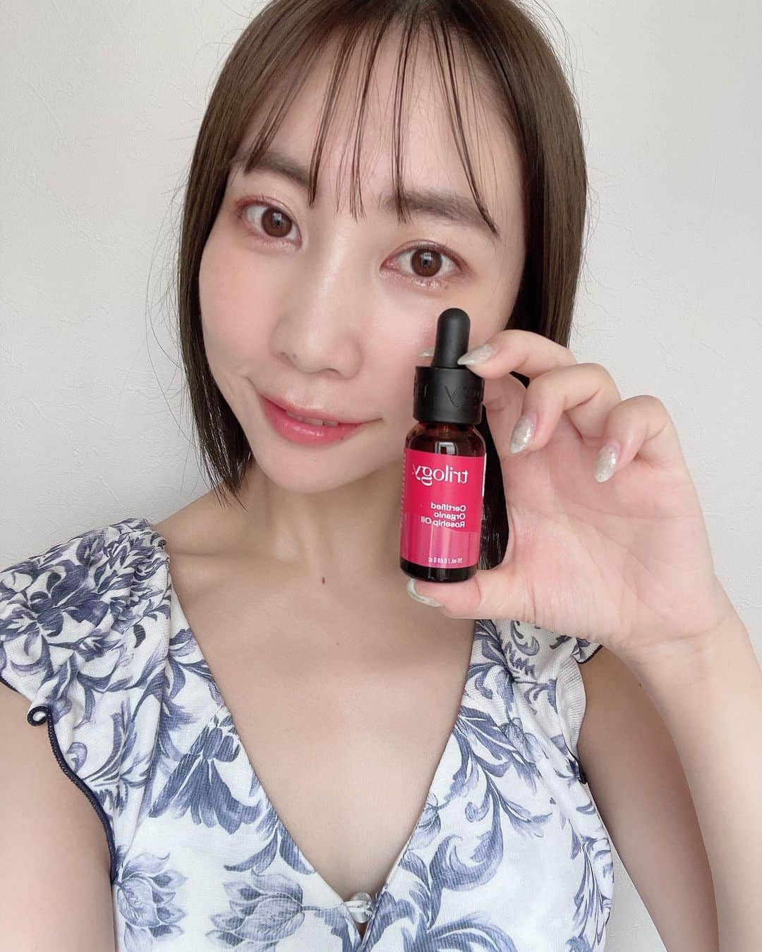 近野莉菜さんのインスタグラム写真 - (近野莉菜Instagram)「@trilogyproducts.jp ❤️  実は今の会社に入る前から、ママが愛用していて知っていたトリロジー🥰  母の日にローズヒップオイルをプレゼントしたこともあるよ🌹  今では親子で愛用中です👩‍👧💕  乾燥肌の家系なのでw  このローズヒップオイルやクリームがしっかり肌を保湿してくれて、助かってます😌🫶🫶  トリロジーのWEBページも、是非チェックしてね✔️  #trilogy」9月18日 19時13分 - chikano.rina