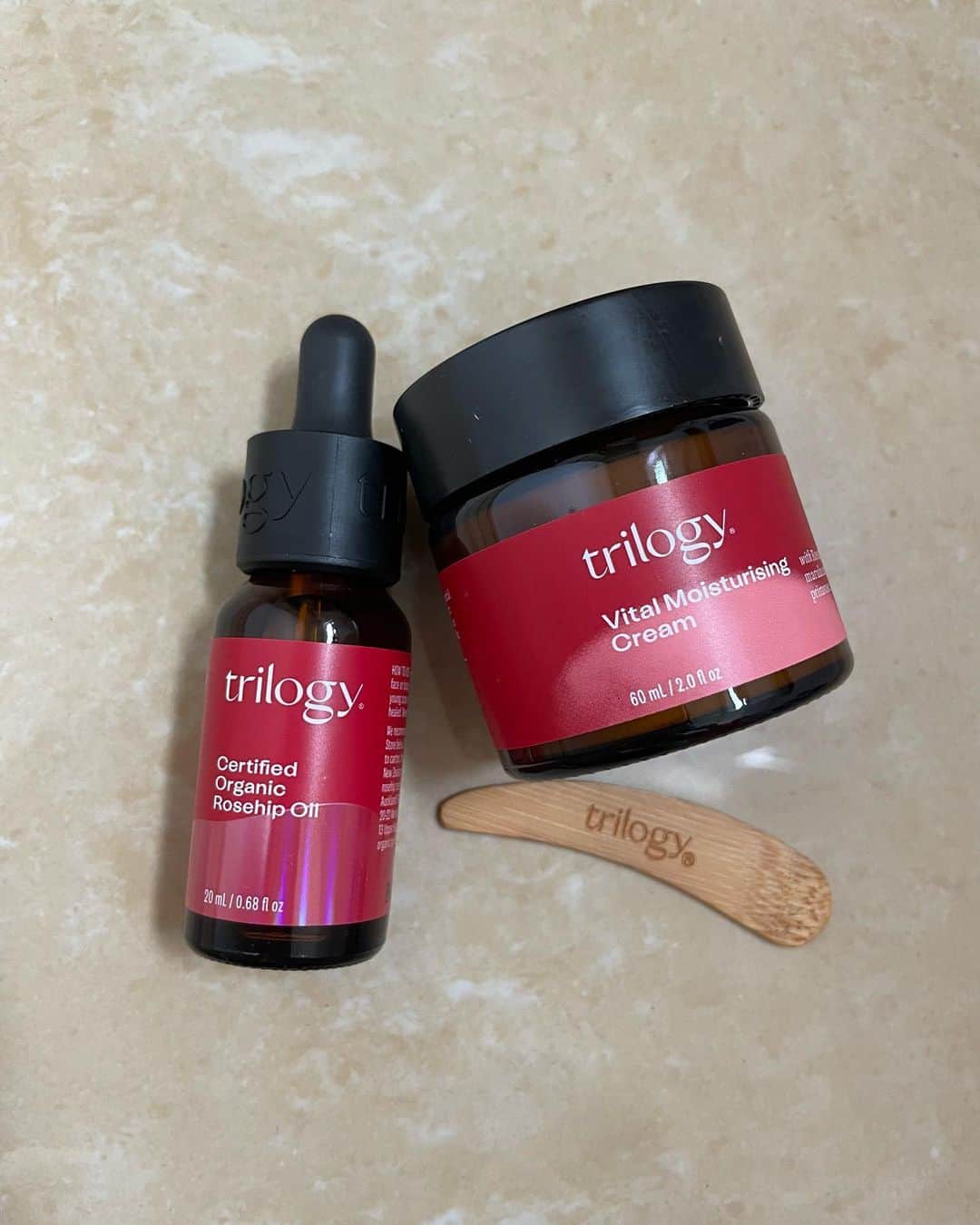 のインスタグラム：「@trilogyproducts.jp ❤️  実は今の会社に入る前から、ママが愛用していて知っていたトリロジー🥰  母の日にローズヒップオイルをプレゼントしたこともあるよ🌹  今では親子で愛用中です👩‍👧💕  乾燥肌の家系なのでw  このローズヒップオイルやクリームがしっかり肌を保湿してくれて、助かってます😌🫶🫶  トリロジーのWEBページも、是非チェックしてね✔️  #trilogy」