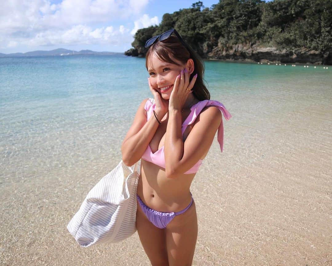 のインスタグラム：「. . 海綺麗すぎぃぃぃ🥥🌴 久々にカメラで撮ったら綺麗すぎて🥹✨ テンションあがっちゃった🤭  沖縄前に @eyelist_rika1112 さんに マツエクお願いしたよ👀💞 仕上がり良すぎてこれから通お〜🙆🏽‍♀️  #沖縄 #沖縄旅行 #okinawa #okinawatrip #海 #beach #水着 #アリシアスタン #alexiastam」