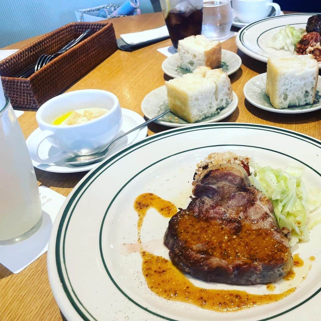 NANAMIさんのインスタグラム写真 - (NANAMIInstagram)「▹◃┄▸◂┄▹◃┄▸◂┄▹◃┄▸◂┄▹◃  渋谷NEW LIGHT(ニューライト) 宮下パークでランチ🍽️🩷  何も食べてなくてがっつりしたの 食べちゃったから何食べても 美味しかった😣😣😣💓✨  大好きな友達と話してると 時間があっという間すぎて驚く  ⸜🕰⸝‍＝💸💙❤️   #newlight  #ニューライト #宮下パーク   #渋谷 #lunch #ランチ #イタリアン   #イタリアン #料理 #肉料理  #ご飯」9月18日 19時17分 - nanamin733