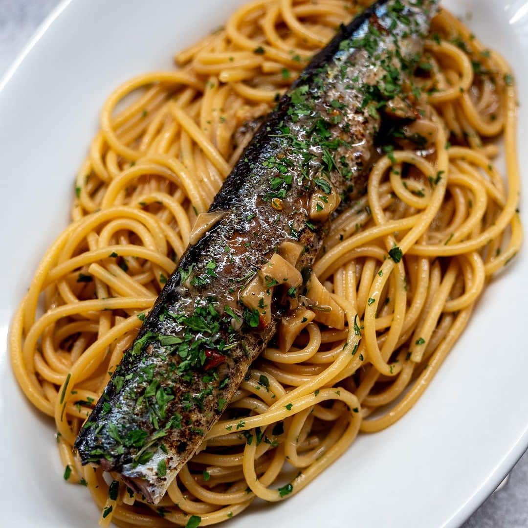 武井義明のインスタグラム：「どーん。  Pacific saury confit, thinking about what to do with it, and ended up with pasta.I seared the surface and put it on spaghettoni (thick noodles).I seasoned it with anchovies.  #leica_photos #leicaphoto #leicaphotography #leicasl #leicasl601 #foodphotography #foodphotographyandstyling」