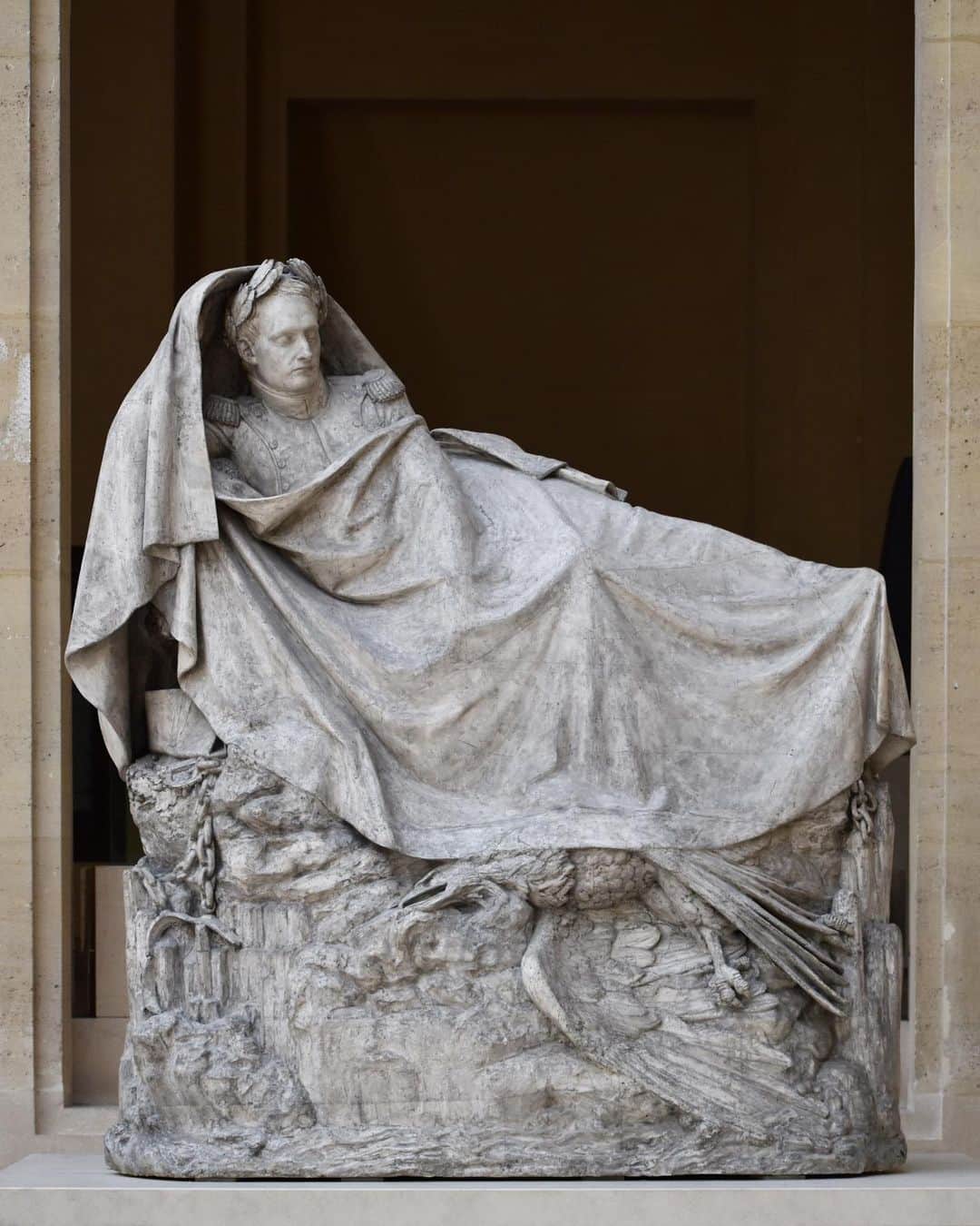 のインスタグラム：「#LouvreAnecdotes 🇫🇷 Savez-vous que le bronze tiré de ce modèle en plâtre est visible à Fixin en Bourgogne ?   -  🕰️ Exécutée par le sculpteur François Rude, cette œuvre intitulée Le réveil de Napoléon a été commandée au début des années 1840 par Claude Noisot. Fervent fidèle de l’Empereur, ce dernier a participé aux campagnes d’Allemagne et d’Espagne en 1809, de Russie en 1812, d’Allemagne en 1813 et de France en 1814.   - 🏛️ Lorsqu’il prend sa retraite en 1835, il se consacre à l’œuvre de sa vie : la création d’un musée et d’un parc dédiés à Napoléon Ier. Il installe ce domaine à côté de Dijon, dans la commune de Fixin. - 👀 La sculpture en bronze de Rude y est toujours visible, non loin de la tombe de Noisot. C’est ce modèle qui a servi de plâtre de fonderie pour le monument. Déposé au musée d’Orsay en 1986, il est entré au Louvre en 2013.   ∴ 🌎 Did you know that the bronze cast of this plaster model can be seen in Fixin, Burgundy?   -  🕰️ Executed by sculptor François Rude, this work entitled Le réveil de Napoléon was commissioned in the early 1840s by Claude Noisot. A loyal follower of the Emperor, he took part in the campaigns in Germany and Spain in 1809, Russia in 1812, Germany in 1813 and France in 1814.   - 🏛️ When he retired in 1835, he devoted himself to his life's work: the creation of a museum and park dedicated to Napoleon I, with archives and relics from the First Empire. He set up the estate near Dijon, in the commune of Fixin. - 👀 Rude's bronze sculpture can still be seen there, not far from Noisot's tomb. It was this model that served as the foundry plaster for the monument. Deposited in the Musée d'Orsay in 1986, it entered the Louvre in 2013.  - 📷 © Musée du Louvre / Nicolas Bousser  . . . #Louvre #MuséeDuLouvre」
