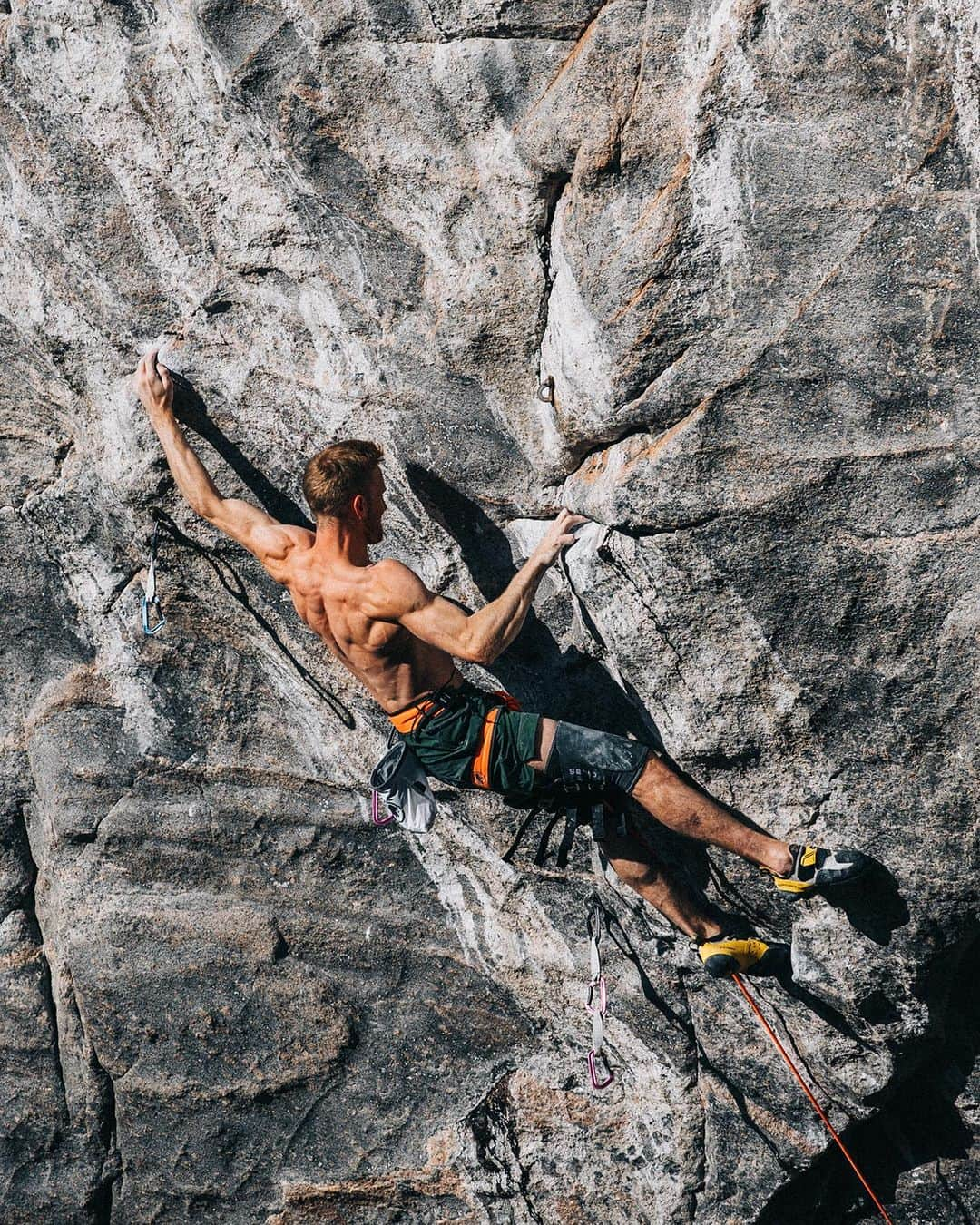 ヤコブ・シューベルトのインスタグラム：「The CRUX move of #ProjectBig. This is move nr. 85 and it's a big one. You gotta hit that sloper perfectly (which I failed to do on my last attempt) and get the right heel in. From there it's two more moves until you reach a good hold after which  I thought it should be over (~20 meters of ~8a+) but with a crazy pump it could still be quite a fight, we shall see 😅 Hopefully today, next livestream starting in 50 min (13:15 CET). Let’s go 💪🏻 • • Photos by Nodum Sports / @moritz.klee  • • @mammut_swiss1862 @gloryfy_unbreakable @lasportivagram @raiffeisentirol @subaru_austria @thecrag_worldwide  #rockclimbing #flatanger #climbing #livestream #klettern #athlete」