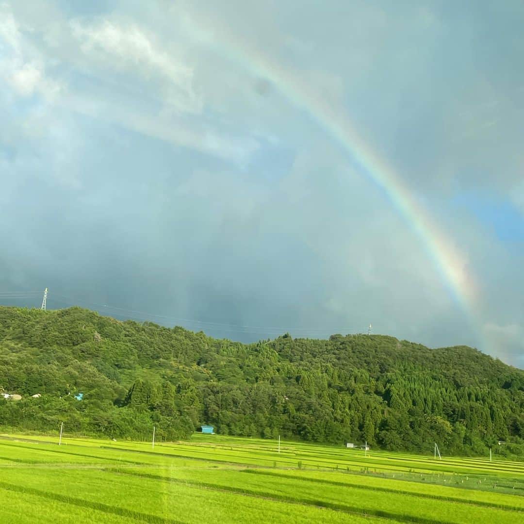 柏山奈々美のインスタグラム：「私の大好きで尊敬する祖父が天国へ旅立ちました。最後に会った日、とても綺麗な虹が出ていました。きっとその橋を渡って愛する祖母の所へいったんだと思います。 私の事をいつも心配してくれて、でも1番に応援してくれて、夢を追いかけることを最初に許してくれたのも祖父でした。 そして、父として私を育ててくれた人でもありました。 わがままな孫だったけど、爺ちゃんの孫で幸せです。 本当にありがとう。 歌が大好きで、一緒にカラオケにも行ったね。 私の声が好きと言ってくれて、歌うと喜んでくれて、話していると気分が良いと言ってくれたね。 その言葉で自分の声が好きになれました。 これからもずっと想いを言葉にしていくよ。 誰よりも頑固で誰よりも優しい爺ちゃん、天国にいる優しい婆ちゃんと仲良くね。 そして見守ってて下さい。」