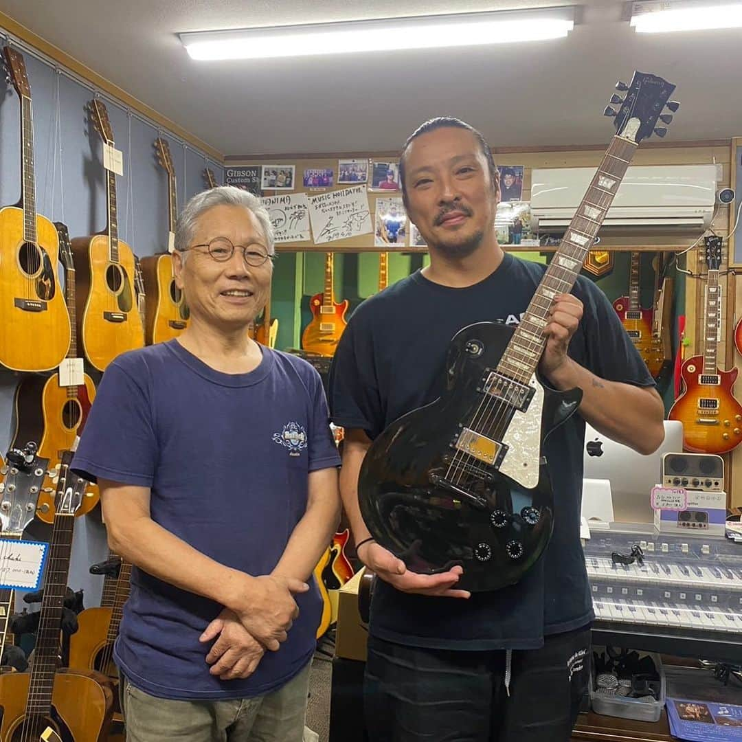 若旦那さんのインスタグラム写真 - (若旦那Instagram)「Gibsonのレスポールのユーズドを新たに手に入れました！ 低音がかなりしっかり出るので、もしかしたらこっちの方がギャロップ奏法がよく鳴るかもって思い、手にしました。 アンプの事とかあまりわからないのでこれから勉強していつかライブで使用できるようにしたいなと思います。 本番の日にこれを持って出てきたら、お！デビュー戦だ！と思ってください^_^」9月18日 19時21分 - waka__danna