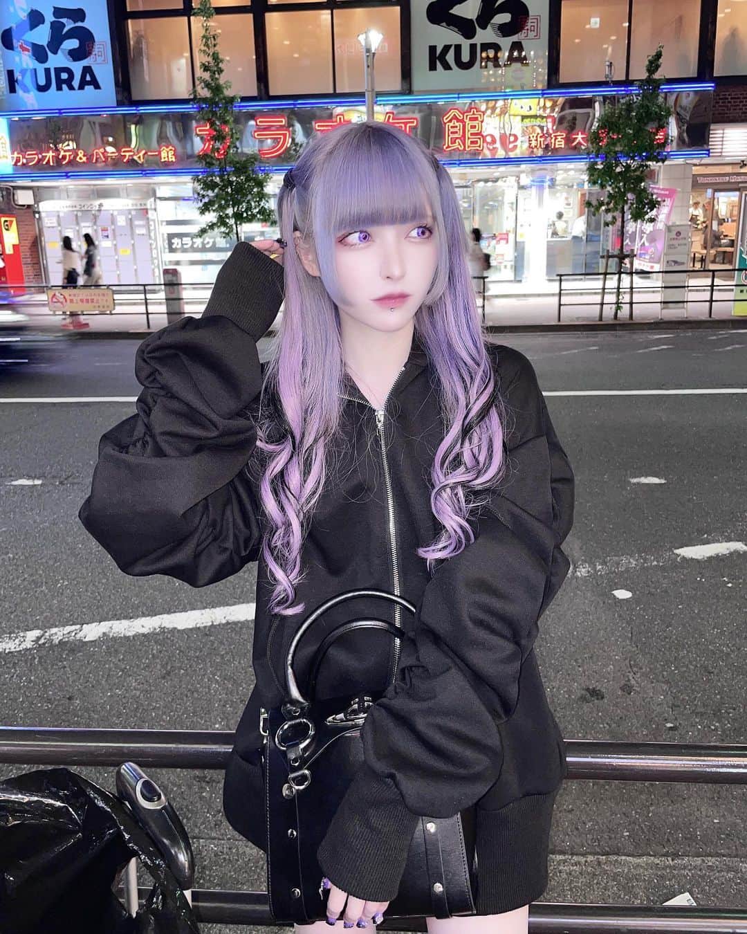 のインスタグラム：「派手髪復活しました❤︎  黒染めしてたからこんなに色入ると思わなくて嬉しすぎる、、、  #派手髪 #エクステ」