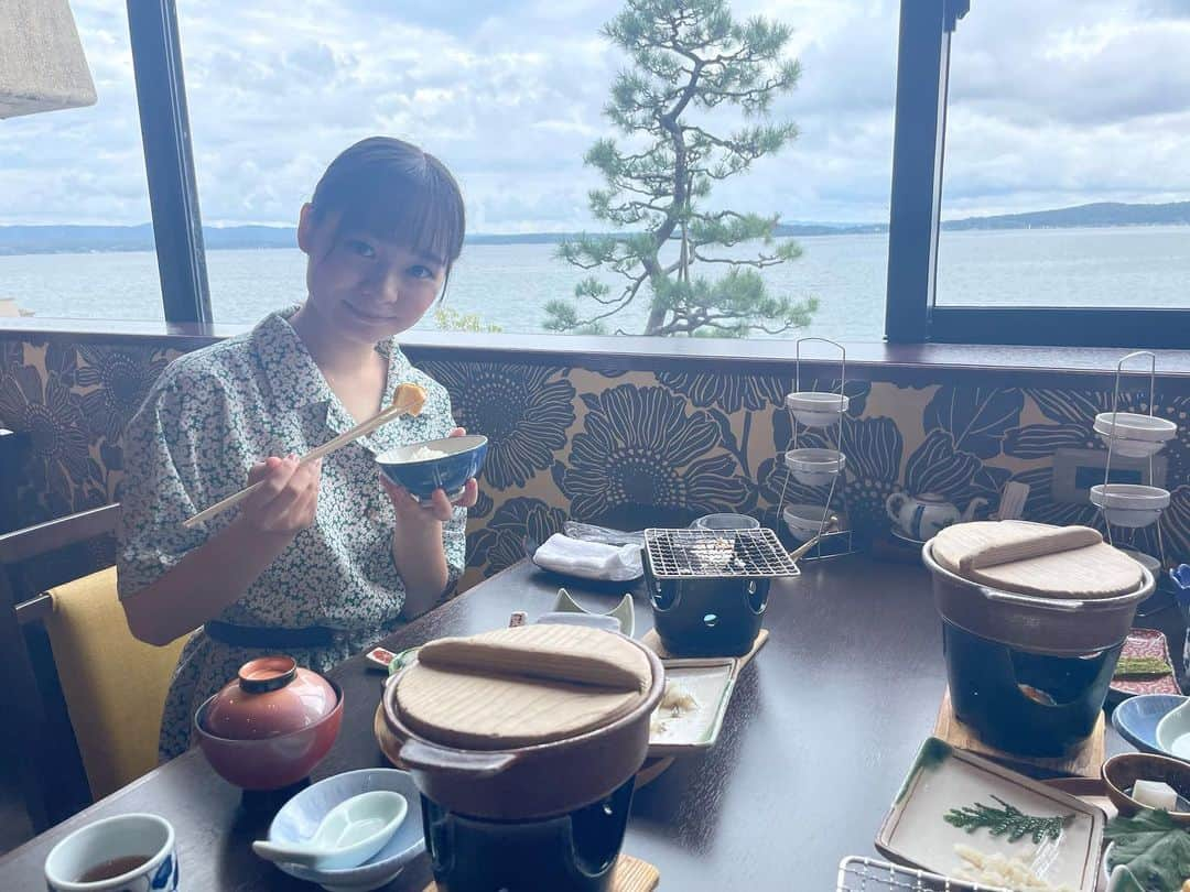 延命杏咲実さんのインスタグラム写真 - (延命杏咲実Instagram)「. 延命さんの聖地・石川県中能登町の近くにある和倉温泉にも行ってきました〜〜！！♨️ . 泊まったお部屋のカーテンを開けると、、、一面に広がる真っ青な海に感動、、！！🌊💙 . 記念撮影をしようとしたら、1匹のウミネコさんが「一緒に撮ろうよ〜！」と言わんばかりに、ぴったり私たちの目の前に止まってくれました🫶🏻 . 和倉温泉もとっても気持ちよかった☺️お肌がツルツルになった感覚がありました🫧 . しかも、和倉温泉は「飲める温泉」なんだって！✨チャレンジしようかと思ったけど、猫舌だからビビって舐めただけになっちゃった🤣 . そしてびっくりしたのが、旅館の従業員さんに、「延命さんって、もしかして中能登の方ですか…？」と聞いてもらったの！👂 . その方は中能登町出身で、延命さんのこともご存知だったんだって！💫なんだか嬉しいよね〜〜🕊️ . . #石川県 #能登半島 #七尾市 #和倉温泉 #温泉 #美湾荘 #セントフォース #セントフォースsprout #延命杏咲実 #延命ちゃん」9月18日 19時25分 - enmei_1115