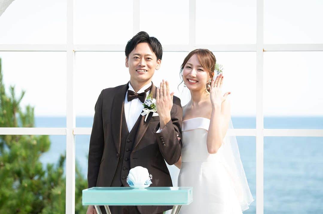 のインスタグラム：「* 指輪お披露目のワンシーン…💍🩵  * 1日1組限定、貸切wedding 記憶に残る1日をお過ごしください🕊️  *  指帆亭 Shihantei Pine Tree Resort （月・火曜日定休日、祝日の場合は営業） TEL:0463-43-1611 * 〒259-0123 神奈川県中郡二宮町二宮下向浜36 アクセス ・JR二宮駅より徒歩10分 ・お車でご来店の場合、無料駐車場を完備しております ナビゲーションシステムをご利用の際は、目的地に「二宮町立 二宮中学校」と設定をお願い致します。 *  #shihantei #指帆亭 #結婚 #結婚式 #二宮 #湘南 #茅ヶ崎 #平塚 #藤沢 #小田原 #大磯 #鎌倉 #二宮駅 #記念日 #貸切 #海 #海が見える #リゾート #リゾートウエディング #ガーデン #プレ花嫁 #ウェディング #ブライダルフェア #ウェディングフォト  #フォトスポット #ウエディングドレス #披露宴 #レストランウェディング#湘南ウェディング」