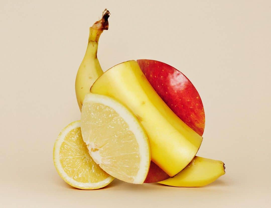 吉田ユニのインスタグラム：「New work “ZOOMING UP”🔍🔍🔍  サイズの違うフルーツを使って拡大鏡のように組み合わせてみました🍌🍎🍋🍊 #banana #monkeybanana #apple #grapefruit #lemon #orange #mandarinorange #magnifyingglass」