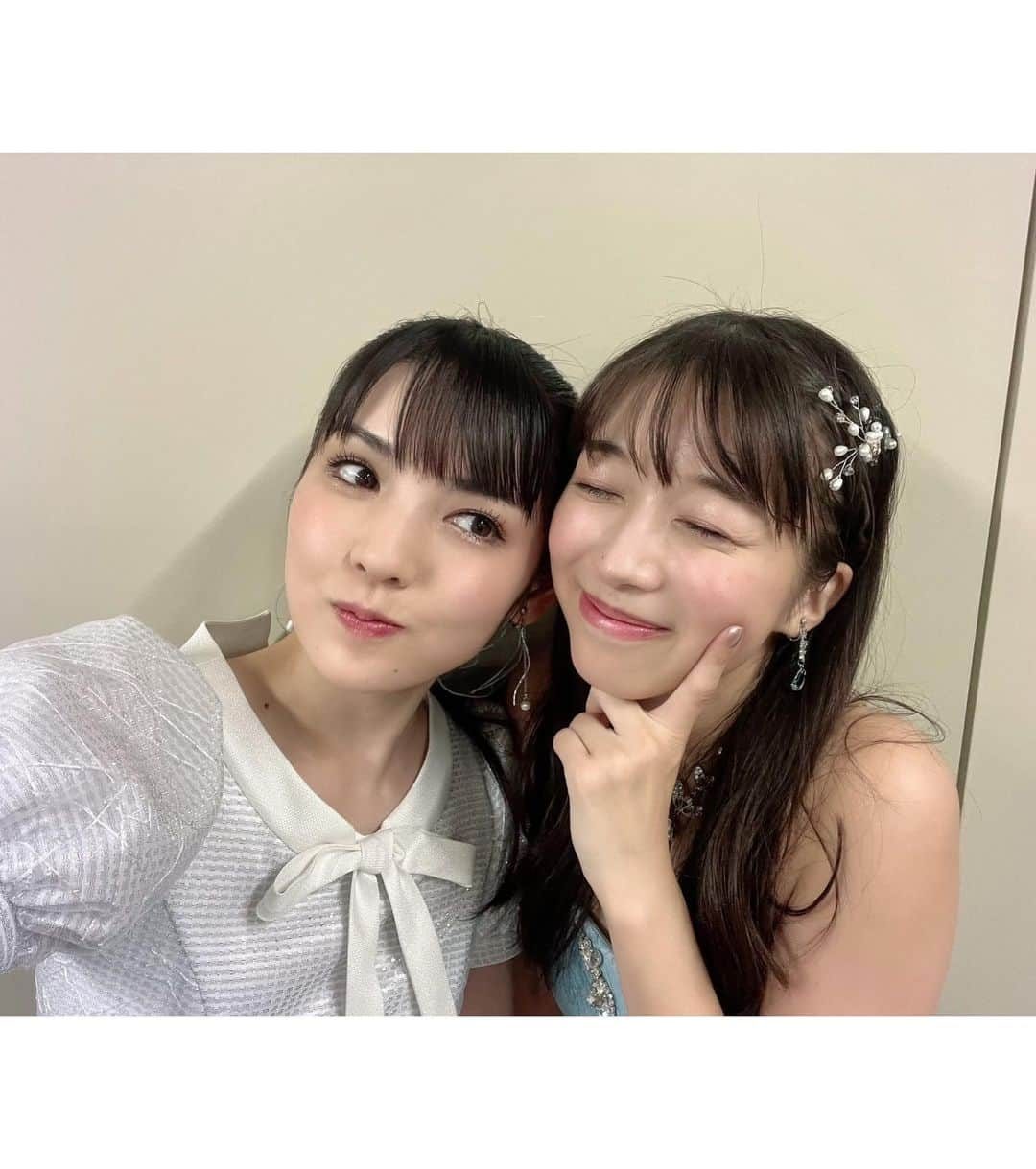 牧野真莉愛さんのインスタグラム写真 - (牧野真莉愛Instagram)「♡ ♡ 💖道重さゆみさん🐰💖 💕RH💕 Instagramに載ってる“道重さゆみさんが作った動画”見ながら代々木に来たこと、道重さんに教えてあげました💗。動画の道重さんもかわいいけど、今お話してる道重さんもかわいいです💖ってまりあは思ってたけど言えなかった🐰 道重さん｢まりあちゃんキラキラしてるね✨｣ まりあ｢ライブでキラキラつけました💕｣ 道重さん｢私にも輝きをわけて！｣ 道重さゆみさんはSHINJOのサングラスみたいにいつでもどこでも光り輝いていて、遠く離れていても(※外野からベンチの距離)すぐ見つけられること←道重さんは気づいていないらしい。 ･･･などなど🐰道重さんとお話できて、まりあとっても嬉しかったです💕💕 🎀 🎵ラララのピピピ🎵 道重さん💖ベレー帽被って登場🐰💕 きゃーーーー💕💕かわいすぎる💖💖💖 寝てて起きる道重さんが特に好き💕＆間奏のドゥーンってところも好き💗。道重さんの全部大好きなんだけどね💖まりあ ↑ 本番後💕道重さんに踊って見せてあげました🐰 ＆ 写真📸道重さんが見てる❣️まりあも見た❣️❣️きゃーー目が合った🐰めちゃめちゃ照れた🐰自分 まいにちかわいい道重さゆみさん❤️まりあは道重さんのこと大大大大大大大大大好きです💖💖💖  🎀🎀🎀🎀🎀  ✨Hello! Project 25th ANNIVERSARY CONCERT「ALL FOR ONE & ONE FOR ALL!」✨  2023.9.10🎵国立代々木競技場 第一体育館 とってもありがとうございました💖 つづく ♡ ♡  #道重さゆみ さん💖 #HelloProject #モーニング娘｡」9月18日 19時26分 - maria_makino.official