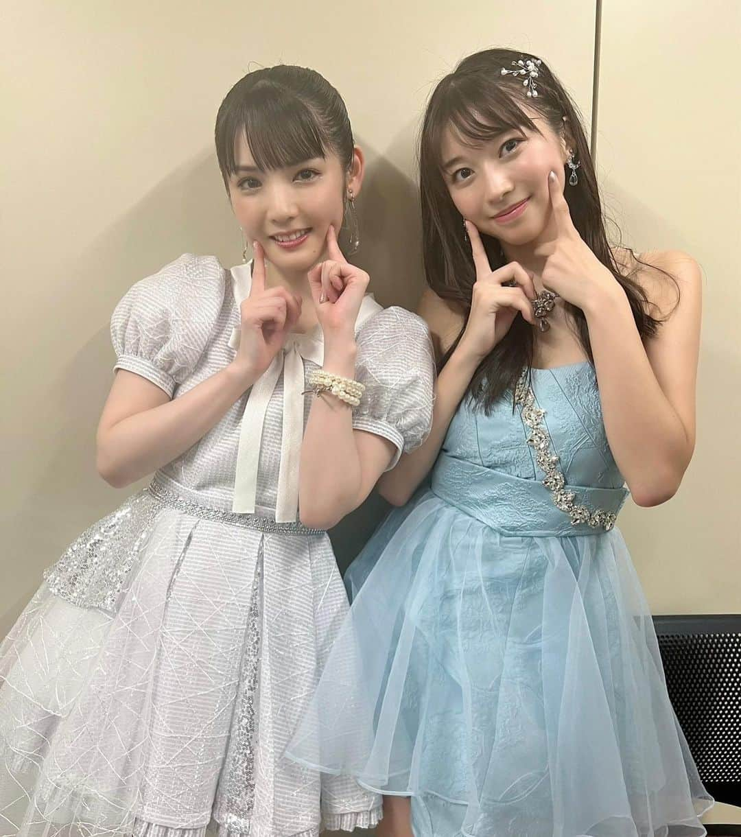 牧野真莉愛さんのインスタグラム写真 - (牧野真莉愛Instagram)「♡ ♡ 💖道重さゆみさん🐰💖 💕RH💕 Instagramに載ってる“道重さゆみさんが作った動画”見ながら代々木に来たこと、道重さんに教えてあげました💗。動画の道重さんもかわいいけど、今お話してる道重さんもかわいいです💖ってまりあは思ってたけど言えなかった🐰 道重さん｢まりあちゃんキラキラしてるね✨｣ まりあ｢ライブでキラキラつけました💕｣ 道重さん｢私にも輝きをわけて！｣ 道重さゆみさんはSHINJOのサングラスみたいにいつでもどこでも光り輝いていて、遠く離れていても(※外野からベンチの距離)すぐ見つけられること←道重さんは気づいていないらしい。 ･･･などなど🐰道重さんとお話できて、まりあとっても嬉しかったです💕💕 🎀 🎵ラララのピピピ🎵 道重さん💖ベレー帽被って登場🐰💕 きゃーーーー💕💕かわいすぎる💖💖💖 寝てて起きる道重さんが特に好き💕＆間奏のドゥーンってところも好き💗。道重さんの全部大好きなんだけどね💖まりあ ↑ 本番後💕道重さんに踊って見せてあげました🐰 ＆ 写真📸道重さんが見てる❣️まりあも見た❣️❣️きゃーー目が合った🐰めちゃめちゃ照れた🐰自分 まいにちかわいい道重さゆみさん❤️まりあは道重さんのこと大大大大大大大大大好きです💖💖💖  🎀🎀🎀🎀🎀  ✨Hello! Project 25th ANNIVERSARY CONCERT「ALL FOR ONE & ONE FOR ALL!」✨  2023.9.10🎵国立代々木競技場 第一体育館 とってもありがとうございました💖 つづく ♡ ♡  #道重さゆみ さん💖 #HelloProject #モーニング娘｡」9月18日 19時26分 - maria_makino.official