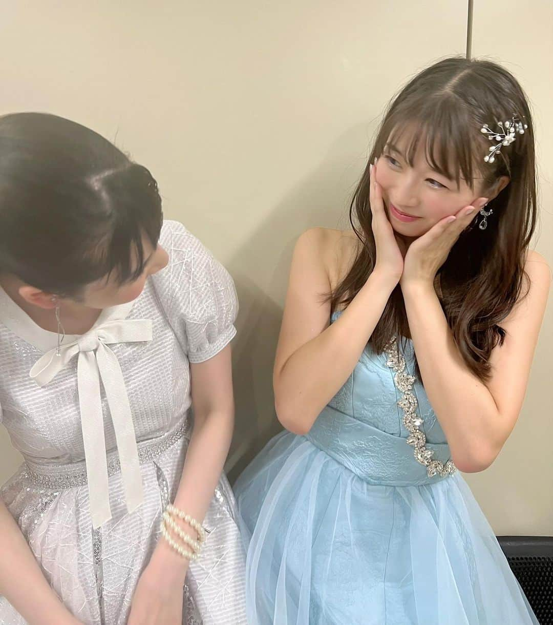 牧野真莉愛さんのインスタグラム写真 - (牧野真莉愛Instagram)「♡ ♡ 💖道重さゆみさん🐰💖 💕RH💕 Instagramに載ってる“道重さゆみさんが作った動画”見ながら代々木に来たこと、道重さんに教えてあげました💗。動画の道重さんもかわいいけど、今お話してる道重さんもかわいいです💖ってまりあは思ってたけど言えなかった🐰 道重さん｢まりあちゃんキラキラしてるね✨｣ まりあ｢ライブでキラキラつけました💕｣ 道重さん｢私にも輝きをわけて！｣ 道重さゆみさんはSHINJOのサングラスみたいにいつでもどこでも光り輝いていて、遠く離れていても(※外野からベンチの距離)すぐ見つけられること←道重さんは気づいていないらしい。 ･･･などなど🐰道重さんとお話できて、まりあとっても嬉しかったです💕💕 🎀 🎵ラララのピピピ🎵 道重さん💖ベレー帽被って登場🐰💕 きゃーーーー💕💕かわいすぎる💖💖💖 寝てて起きる道重さんが特に好き💕＆間奏のドゥーンってところも好き💗。道重さんの全部大好きなんだけどね💖まりあ ↑ 本番後💕道重さんに踊って見せてあげました🐰 ＆ 写真📸道重さんが見てる❣️まりあも見た❣️❣️きゃーー目が合った🐰めちゃめちゃ照れた🐰自分 まいにちかわいい道重さゆみさん❤️まりあは道重さんのこと大大大大大大大大大好きです💖💖💖  🎀🎀🎀🎀🎀  ✨Hello! Project 25th ANNIVERSARY CONCERT「ALL FOR ONE & ONE FOR ALL!」✨  2023.9.10🎵国立代々木競技場 第一体育館 とってもありがとうございました💖 つづく ♡ ♡  #道重さゆみ さん💖 #HelloProject #モーニング娘｡」9月18日 19時26分 - maria_makino.official