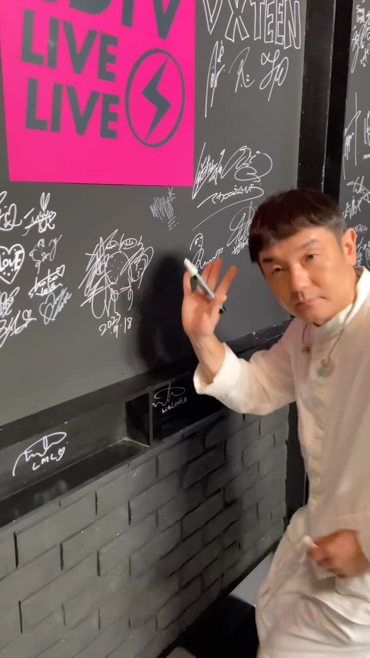 のインスタグラム：「#CDTVライブライブ インスタ限定！激レア★サインムービー配信中 #ゆず さん  エールソング「ビューティフル」をテレビ初披露していただきました！ みなさんが今心に掲げている目標を、 一押ししてくれる曲だったのではないでしょうか…？😼 迫力のある力強いステージでした！☀️📣  熱いステージをありがとうございました(^^)  #CDTV #TBS」