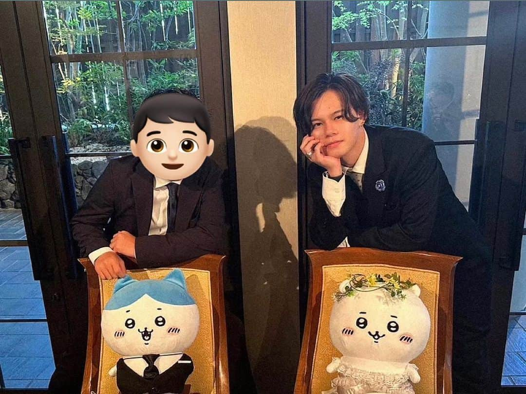 小笠原海さんのインスタグラム写真 - (小笠原海Instagram)「中学時代の幼馴染の結婚式にいってきました🫶 感動と笑顔が同じくらい溢れていた素敵な時間でした 久々に会えた同級生もいて嬉しかった〜 . 新郎新婦が中座された際に席に座らされていた ちいかわ達と小1からの幼馴染と4ショット📸」9月18日 19時36分 - 927_kai