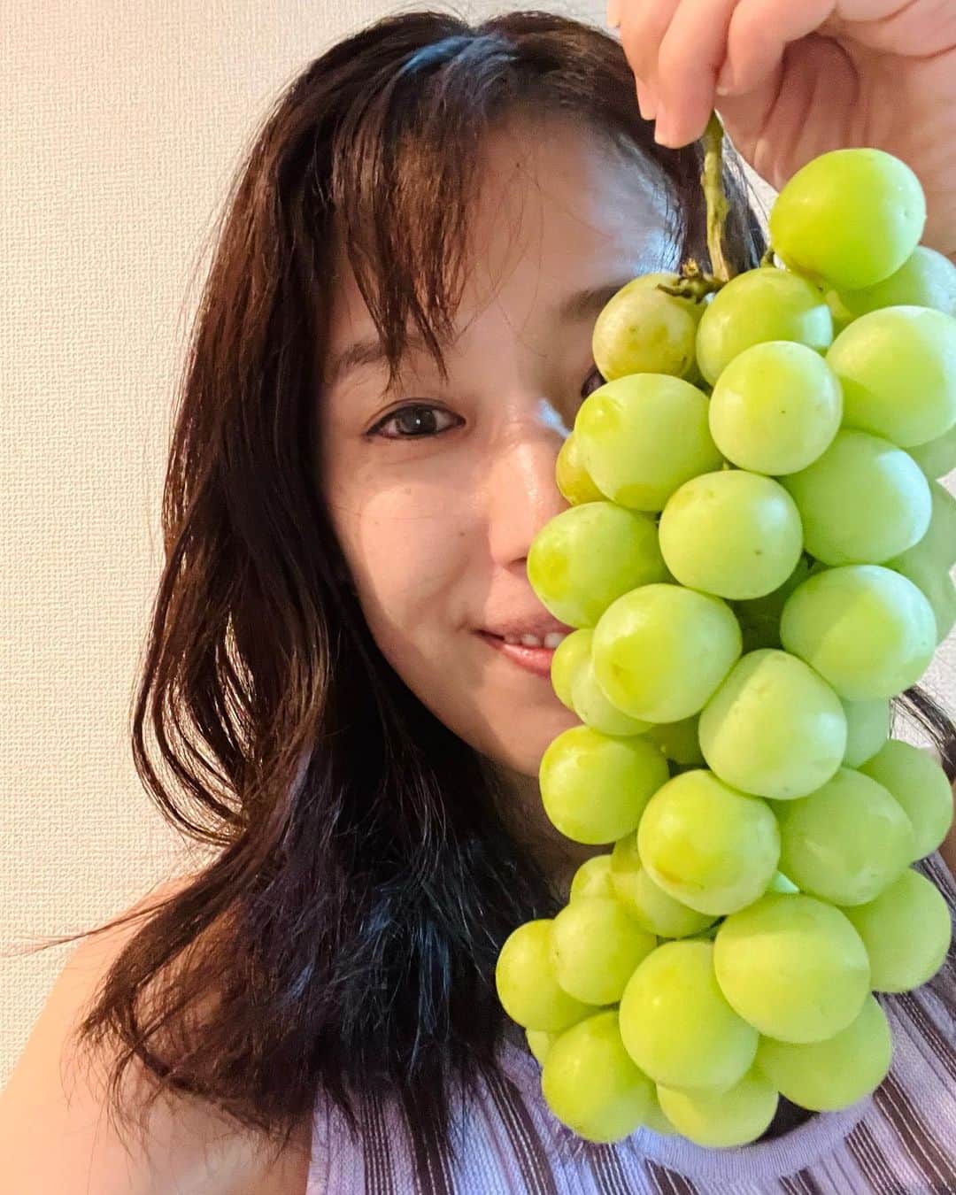 のインスタグラム：「先日、ヘアメイクの美名子ちゃんからもらった山梨のシャインマスカット！  顔より長い。そしてつやつや。甘くて止まらなかった😊  北海道物産展で買い物しながらその場で食べちゃった江藤あやちゃんと私です🍇  #勝沼グレーパーク  #シャインマスカット #葡萄 #北海道物産展  #澤真希 #女優　#japaneseactress  #actress #instajapanese  #japan #tokyo」