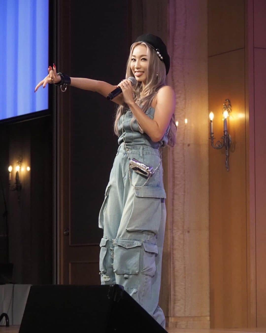 倖田來未のインスタグラム：「. 愛知1公演目 ファッションテーマは、ファンの皆さんからのリクエストで、 ギャル❤️でした！笑 ⁡ 👀め組ピアスで、コーディネートしてみました！！  全く見えてませんでしたが、 実は足のヒールも隠れギャル仕込んでました！笑笑 ⁡ #SpecialTalkShow23 #kodakumi #倖田來未」