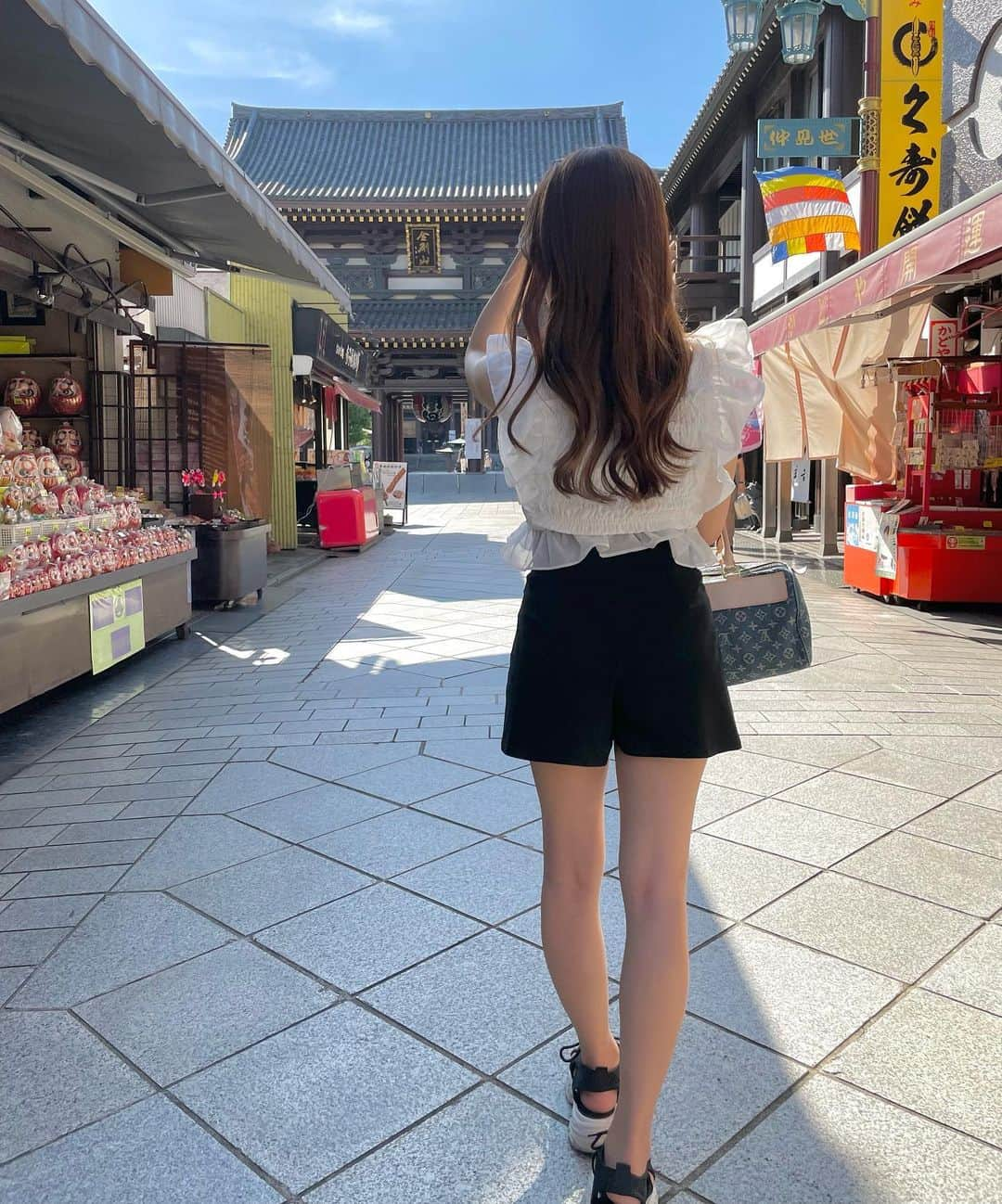 川本愛彩のインスタグラム：「. 先日 川崎大師へ行った時の📷´-  神社巡りが結構好きで おみくじ、お守りを購入𓂃 𓈒𓏸  おみくじはなんと大吉♡ やっぱ嬉しいよね☺️  清々しい日になりました🥰 . . . #川崎大師 #神社 #お寺  #神社巡り #趣味 #おみくじ #御守り #心 #浄化 #大吉 #最高 #パワースポット」