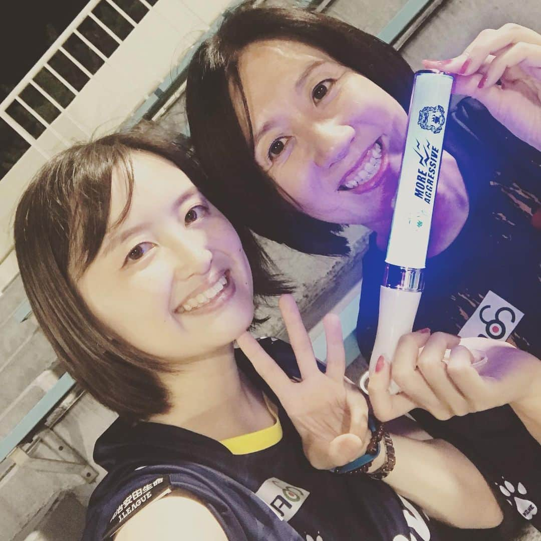 三隅有里子のインスタグラム：「* ホームで勝ち点50達成おめでとうございます🎉いわきFC戦、観戦に行ってきました！ 前半に中塩選手のゴールで先制し、後輩と大はしゃぎして、後半は追いつかれませんようにと一心に祈っておりました。 試合終了のホイッスルを聞いた時に、安堵感と幸福感が押し寄せました。推しのチームの活躍は、明日からまた頑張ろうという日々の活力になりますね！ 個人的には2021シーズンから観戦を始めて、ようやく、初めて、勝ちゲームを生で見られました😭（圧倒的に観戦数が少ない事が要因）今シーズンも残り9試合ですが、皆さんもぜひスタジアムで応援お願いします！  #ザスパクサツ群馬 #ザスパ #サッカー #soccer #⚽️ #ニュース #ニュースeye8 #群馬 #gunma  #群馬テレビ #群テレ #gtv #アナウンサー #局アナ #局アナの仕事 #地方局で働くということ」