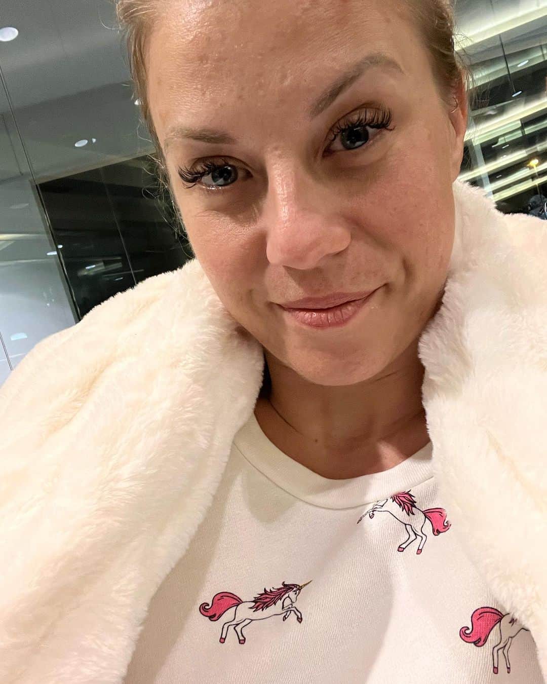 ジョディ・スウィーティンのインスタグラム：「Thanks to all the fans at 90’s con Tampa! @thats4ent another great time was had by all!   Also, I’m currently wrapped in the SOFTEST blanket I got while there… if you need me, I’ll be in my @minkycouture cloud  **Last pic is a fan tattoo of How Rude! Haha! They got it done there!」
