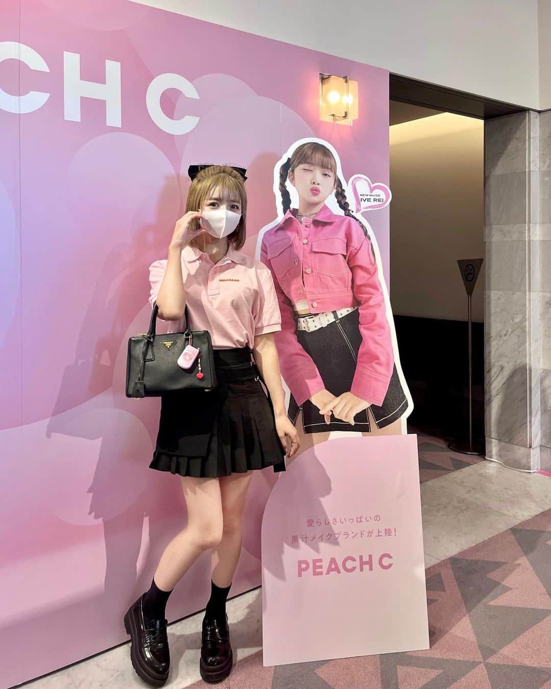エリンコさんのインスタグラム写真 - (エリンコInstagram)「🍑💕 . @peachc_official のイベントに お邪魔させていただきました💖 . 目の前にレイちゃんが😭🫶 ピーチメイクして可愛いかった🍑 . ベースもピンクベースにラメも入ってて ピーチの香りがしてた🥰🍑 コスメ使うの楽しみっ💄💕 . 矢吹奈子ちゃんのヘアメイクショーも見れて 目が幸せ時間すぎる時間でした🥹 アイシャドウのキラキラ感とか ティントの艶感もとても綺麗だった💖 . シミ取りとダーマペンのDTでマスクしたけど peach c をイメージして ピンクアイテム入れてたコーデしてみた😷🍑 . #韓国コスメ #ive #iverei #アイヴ #推し活 #推し活グッズ  #推し活女子 #推し活コーデ #rei #矢吹奈子 #peachc #pr #dive #えりんコーデ #えりんこヘアアレンジ」9月18日 19時33分 - erinko0315