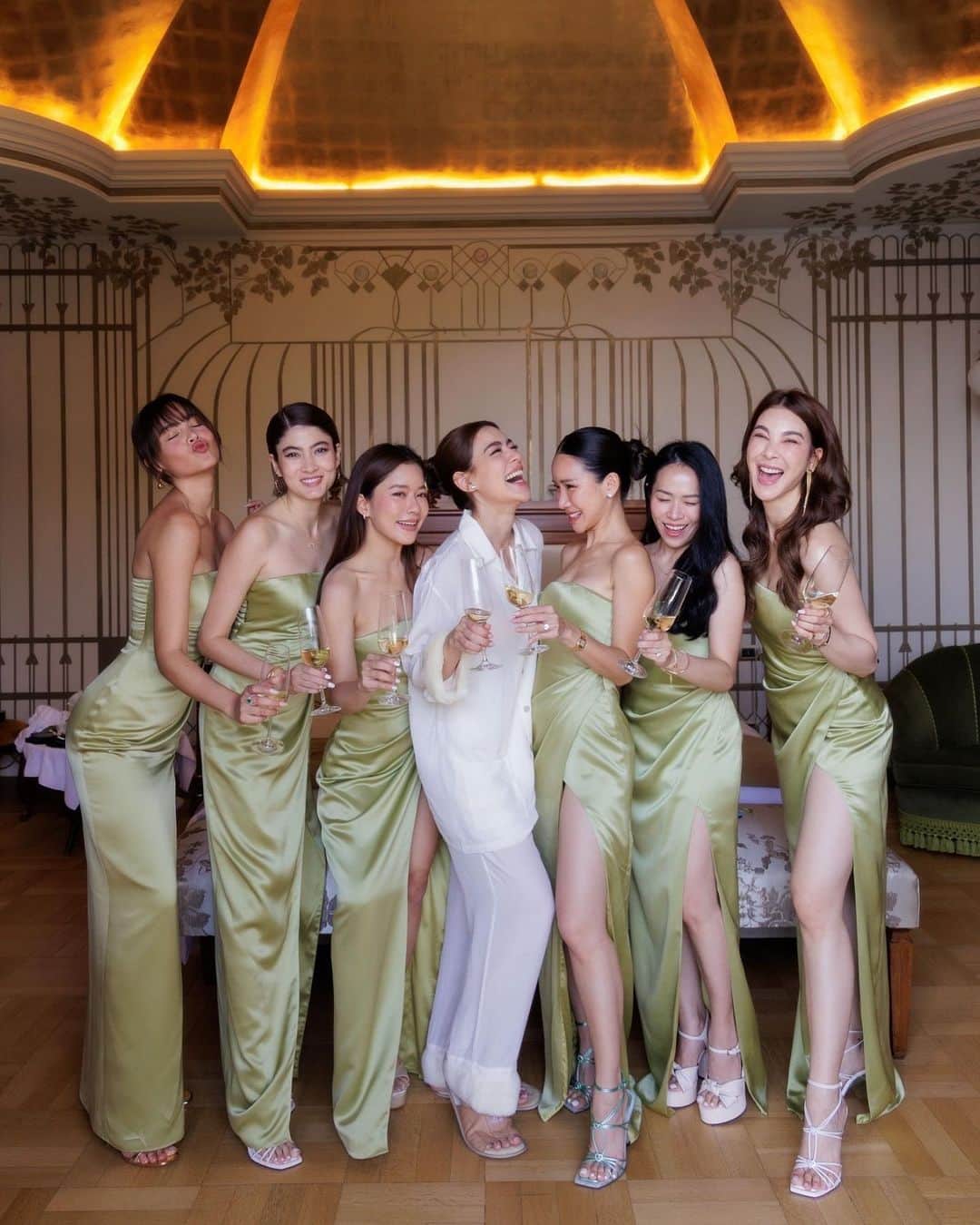 キンバリー・アン・ウォーテマス・ティアムシリのインスタグラム：「How blessed I am to have you all here by my side, you‘re not only my best friends but you’re my soulmate and you mean the world to me forever..Thank you isn’t enough🤍 #MarKimTheWedding bridesmaids dresses designed by @canitt_official @littledelight」