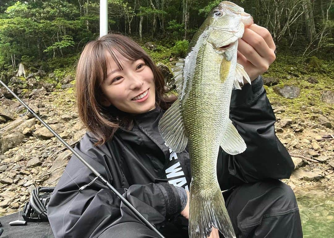 高本采実のインスタグラム：「🎣 6月下旬、池原ダムへ マイナスイオンたっぷり⛰️ 雨が降っても良い景色の中フィッシング🎣  少しだけ感覚を掴めたタイミングで、狙い通りのポイントを粘りバスキャッチ✊🏻  ここにきてバス釣り再燃中です🔥  🎣 @white_river_ikehara   . . . .  #ブラックバス #バスボート #blackbass #bassfishing #バス釣り #池原ダム #ホワイトリバー #滝 #大物ハンター #アングラー #fishinggirl #钓鱼 #高本采実 #あやみん #ayamistagram」