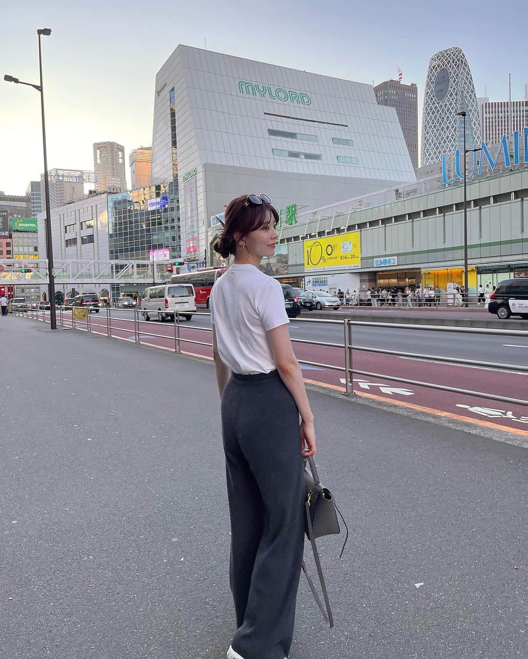 悠衣さんのインスタグラム写真 - (悠衣Instagram)「🩶🩶 早稲田にある穴八幡宮のお祭りに行こうと思ったら 日にち間違えててやってなかった❤️‍🩹 先週からずっと日にちが1日ずれてる。笑 曜日固定のお休みじゃなくなってから 曜日感覚が狂っている😵‍💫 ・ ・ この日は上下　@uniqlo_jp  パンツは好きすぎて2色買い。 XLサイズを履いてるよ🩶 まーーーじでおすすめ！  #今日のコーデ #ootd #ootdfashion #instafashion #本日のコーデ#instagood #photooftheday#picoftheday#instalike #UNIQLO#ユニクロ#新宿」9月18日 19時35分 - yu1_1987