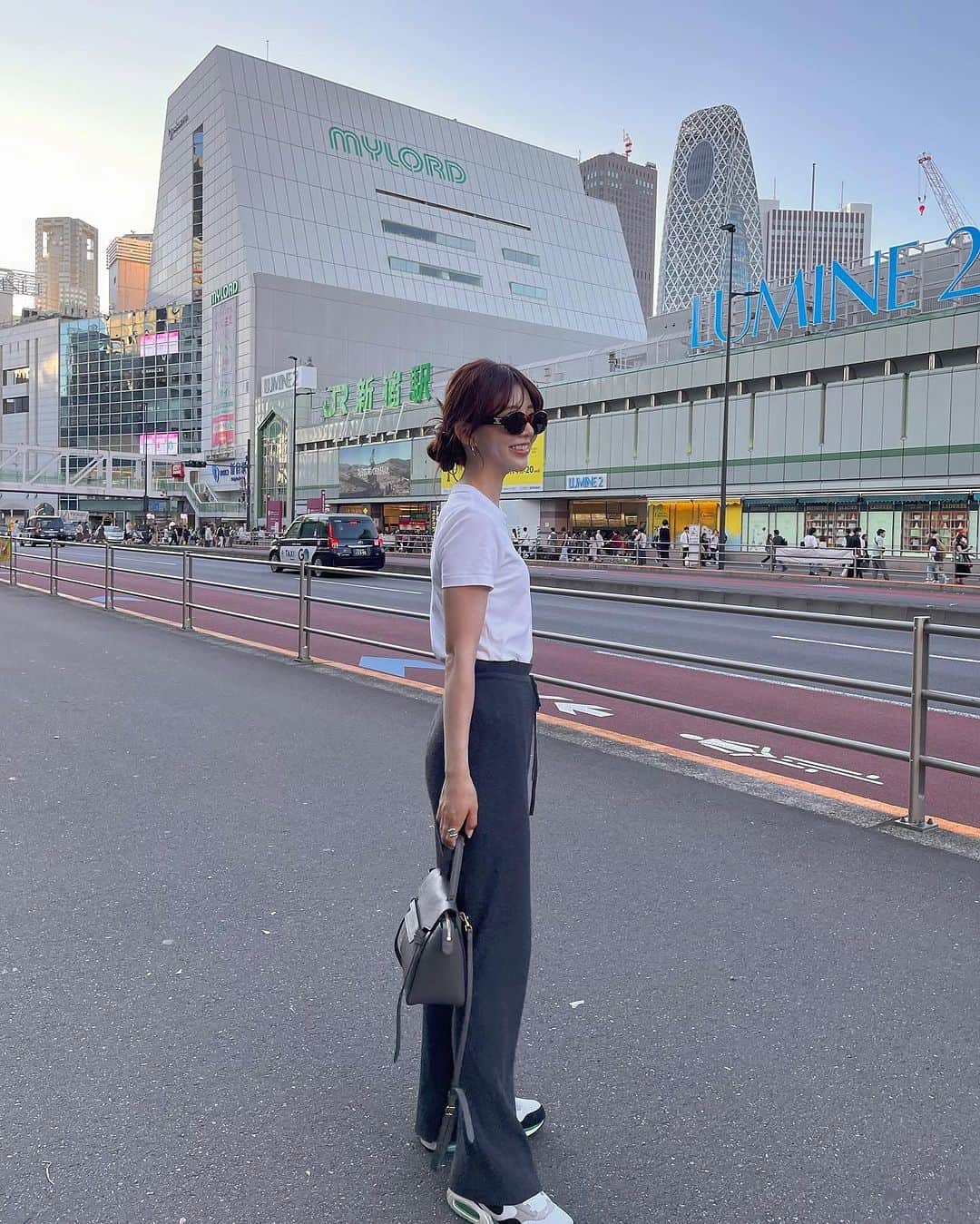 悠衣さんのインスタグラム写真 - (悠衣Instagram)「🩶🩶 早稲田にある穴八幡宮のお祭りに行こうと思ったら 日にち間違えててやってなかった❤️‍🩹 先週からずっと日にちが1日ずれてる。笑 曜日固定のお休みじゃなくなってから 曜日感覚が狂っている😵‍💫 ・ ・ この日は上下　@uniqlo_jp  パンツは好きすぎて2色買い。 XLサイズを履いてるよ🩶 まーーーじでおすすめ！  #今日のコーデ #ootd #ootdfashion #instafashion #本日のコーデ#instagood #photooftheday#picoftheday#instalike #UNIQLO#ユニクロ#新宿」9月18日 19時35分 - yu1_1987