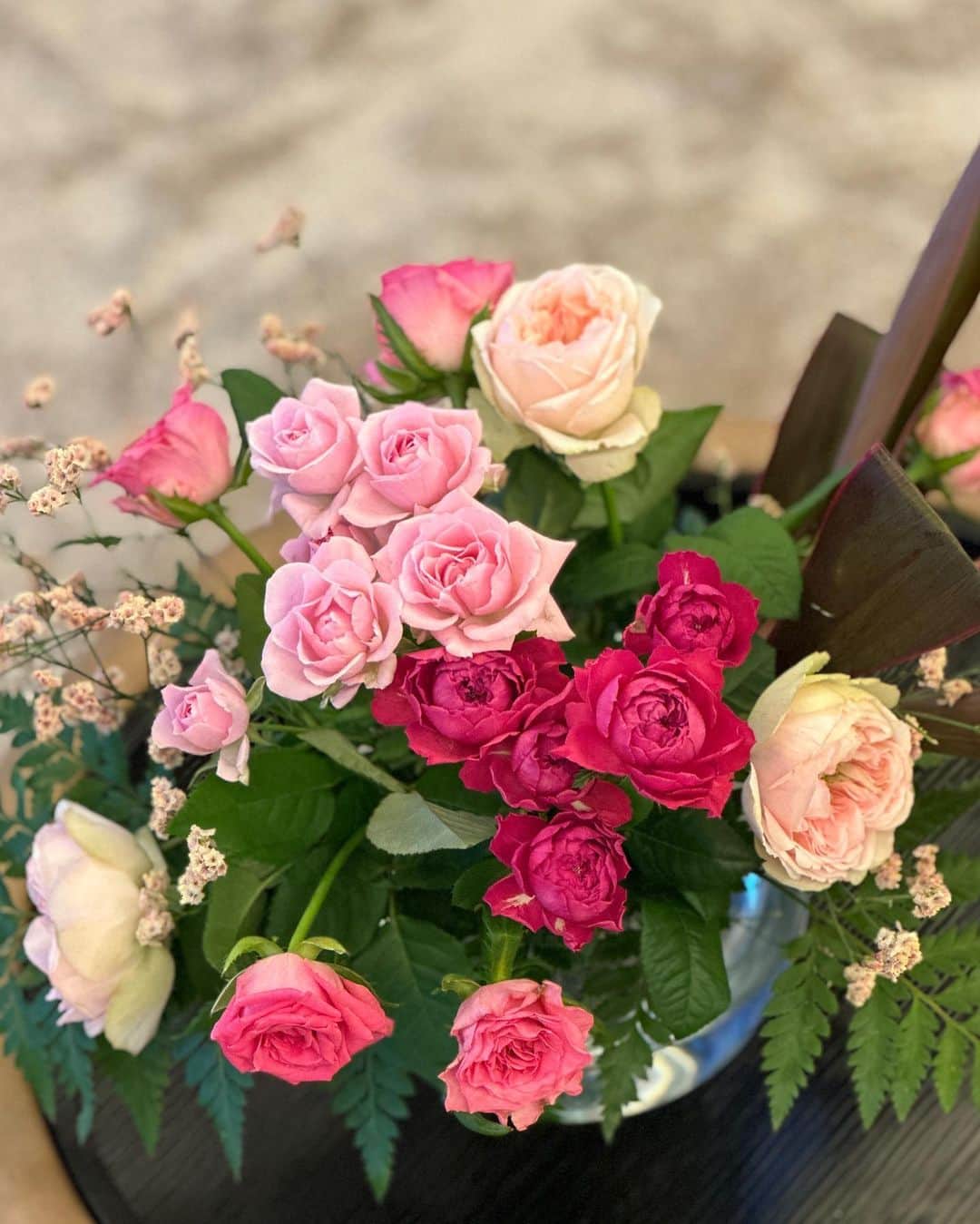 伴杏里さんのインスタグラム写真 - (伴杏里Instagram)「かわいい花束で、 お部屋が華やかになりました💐 いつもお花を生けてくれる母 今日は敬老の日　いつもありがとう💝  先日のおいしかったケーキ🍇 また食べたなぁ😋😋  #bouquet  #flowers  #cafe #cake」9月18日 19時35分 - anri.ban