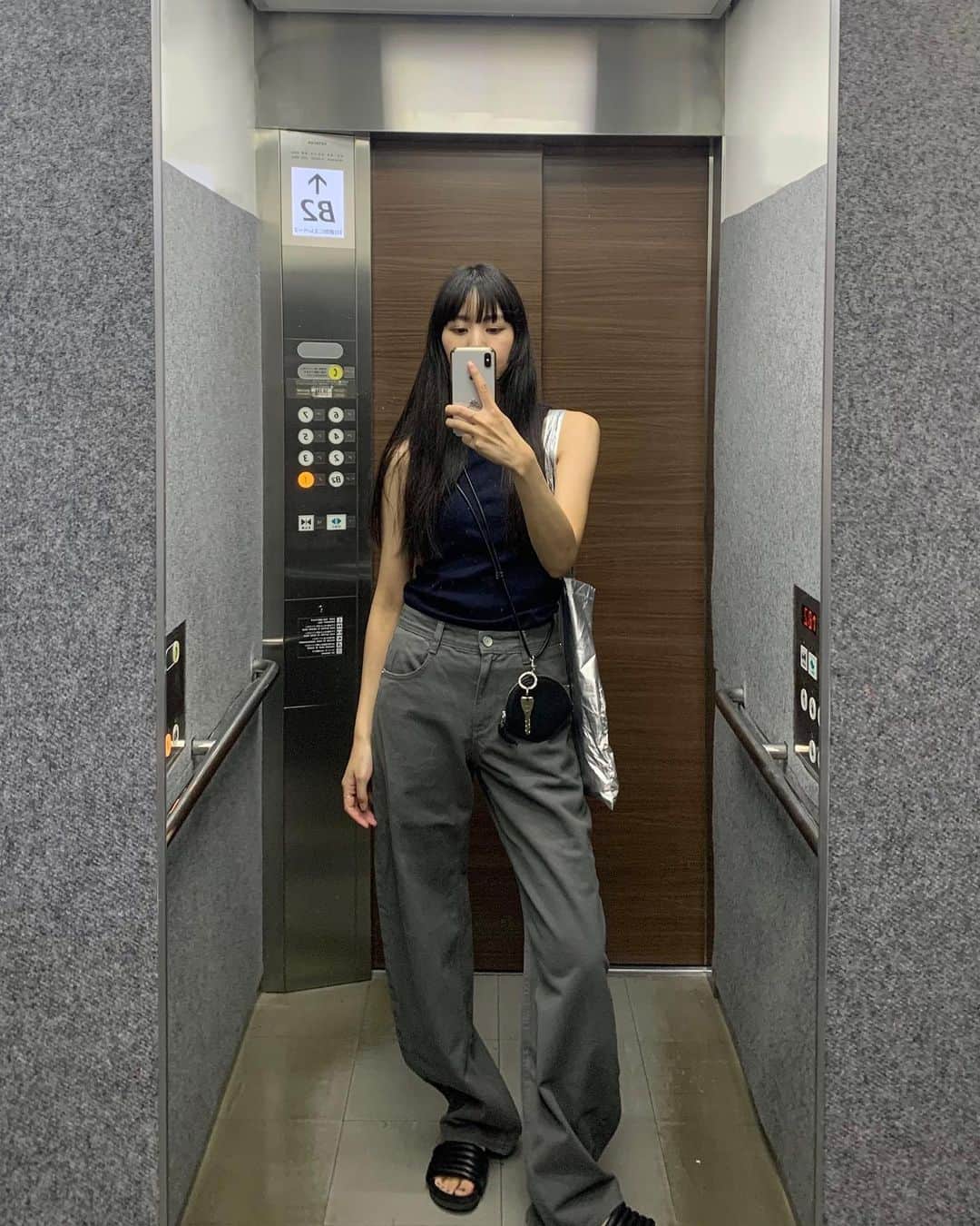 Shiho Sasakiのインスタグラム：「🩶  日焼け止め頑張って塗っても 黒くなるのって仕方ないのかな。  #outfit_shiho」