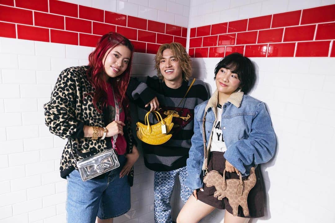 RIEHATAさんのインスタグラム写真 - (RIEHATAInstagram)「@coach FALL COLLECTION🍂  @coach_japan ✖︎ RHT🏆  couldn't be happier doing this with my fam.🌐🤝」9月18日 19時38分 - riehata