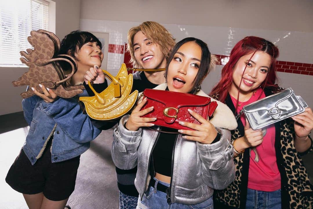 RIEHATAのインスタグラム：「@coach FALL COLLECTION🍂  @coach_japan ✖︎ RHT🏆  couldn't be happier doing this with my fam.🌐🤝」