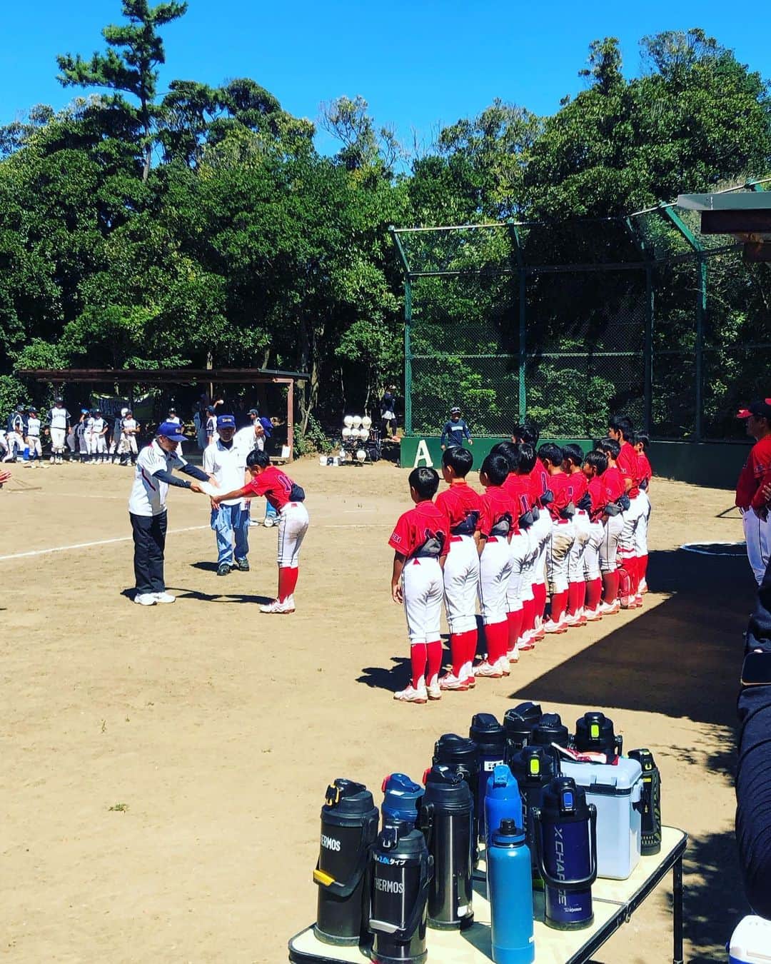 吉田眞紀人のインスタグラム：「... 今日は請西ブレーブスの応援に行ってきました！  勝てば県大会出場という大事な一戦。 相手も素晴らしいチームで最初はリードを許すという厳しい試合でした💦  でもチームの一人一人が声を掛け合い、励まし合い、ベンチにいる監督・コーチ、選手、父兄の方々が団結する空気感に胸が熱くなりました。  そして悪い流れから一気に逆転👏 ホントに感動する熱いゲームでした！！  今までの僕はプレーをする側の人間で、今の自分は少し立場が変わり見る側にもなりました。  こうして違った角度から見ることで見えてなかったものが見えて、また違うスポーツから学べることも沢山あって。  今日のこの請西ブレーブスの試合は僕の中でも凄く良い刺激になりました！  僕もみんなに負けないように頑張ろう🔥 ...  #請西ブレーブス #県大会出場おめでとう #吉田まきと #スポーツで健康に #木更津市出身初のJリーガー #房総ローヴァーズ木更津FC #10 #木更津市議会議員 #市議会議員フットボーラー」