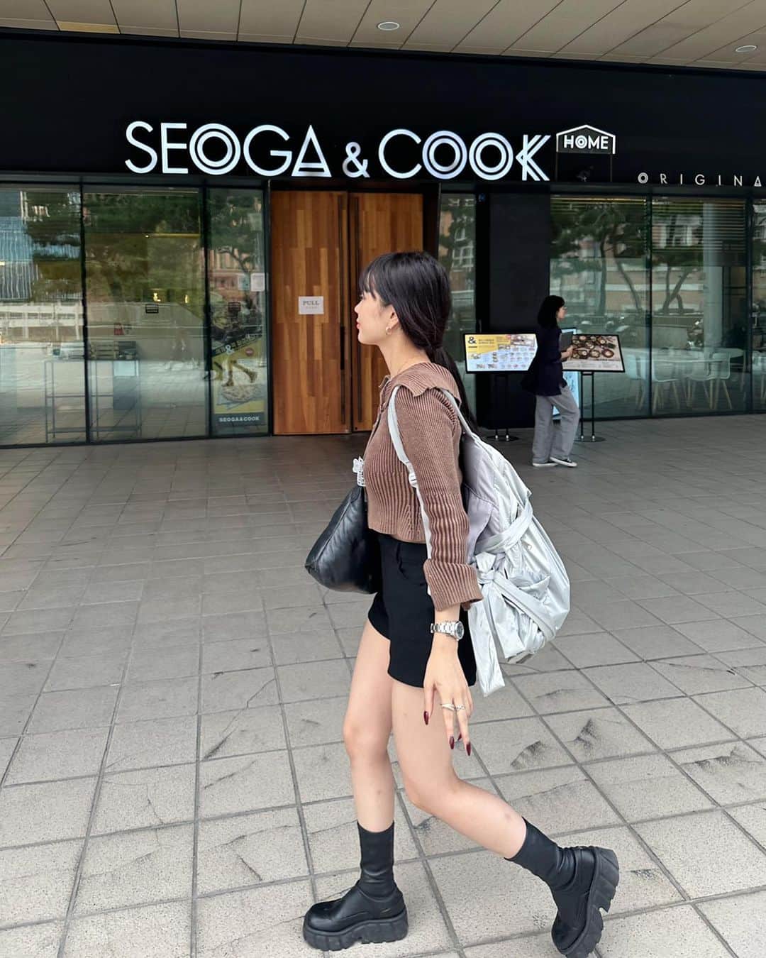 仲本莉絵瑠のインスタグラム：「お前リュック買いすぎやろっていう1枚です」