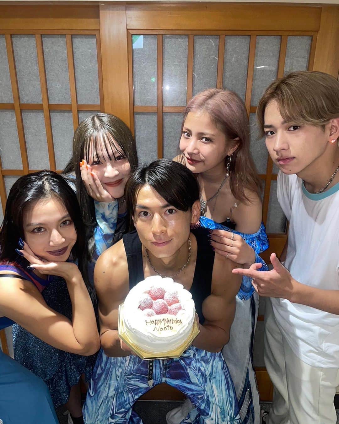小見山直人 のインスタグラム：「本日で29歳なりました🙋‍♂️✌️✨ お祝いしにサイン会きてくれた皆さん、お祝いメッセージくれた皆さん 本当にありがとうございます🙇‍♂️✨✨ これからも日々全力で！日々成長し続けられるように一生懸命頑張っていきますので応援よろしくお願いします！ 皆さんの存在が本当に支えになってます！ いつもありがとう☺️✨ 大会応援行くよって方多くて嬉しい限りです！ 初挑戦なので不安もあるし大変なことも多いけどみんなのおかげで頑張れます🥹💪 絶対に良い姿見せます！！  ショートケーキそんなに好きじゃないのにめちゃくちゃ×100うまそうやった🙁 食べたかったなー🙁」