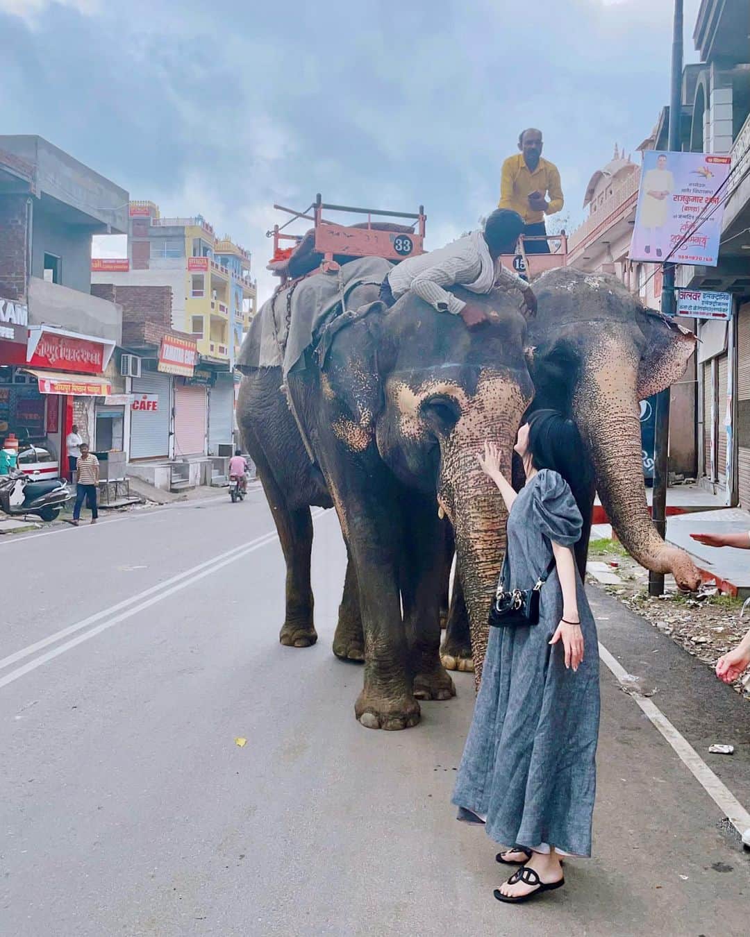 カオルコのインスタグラム：「🐘★  ぞうしゃん🤍いいこいいこ あとね、ラクダと牛とヤギと大きめな犬がウロウロ  #india #elephant #kawaii #travel」