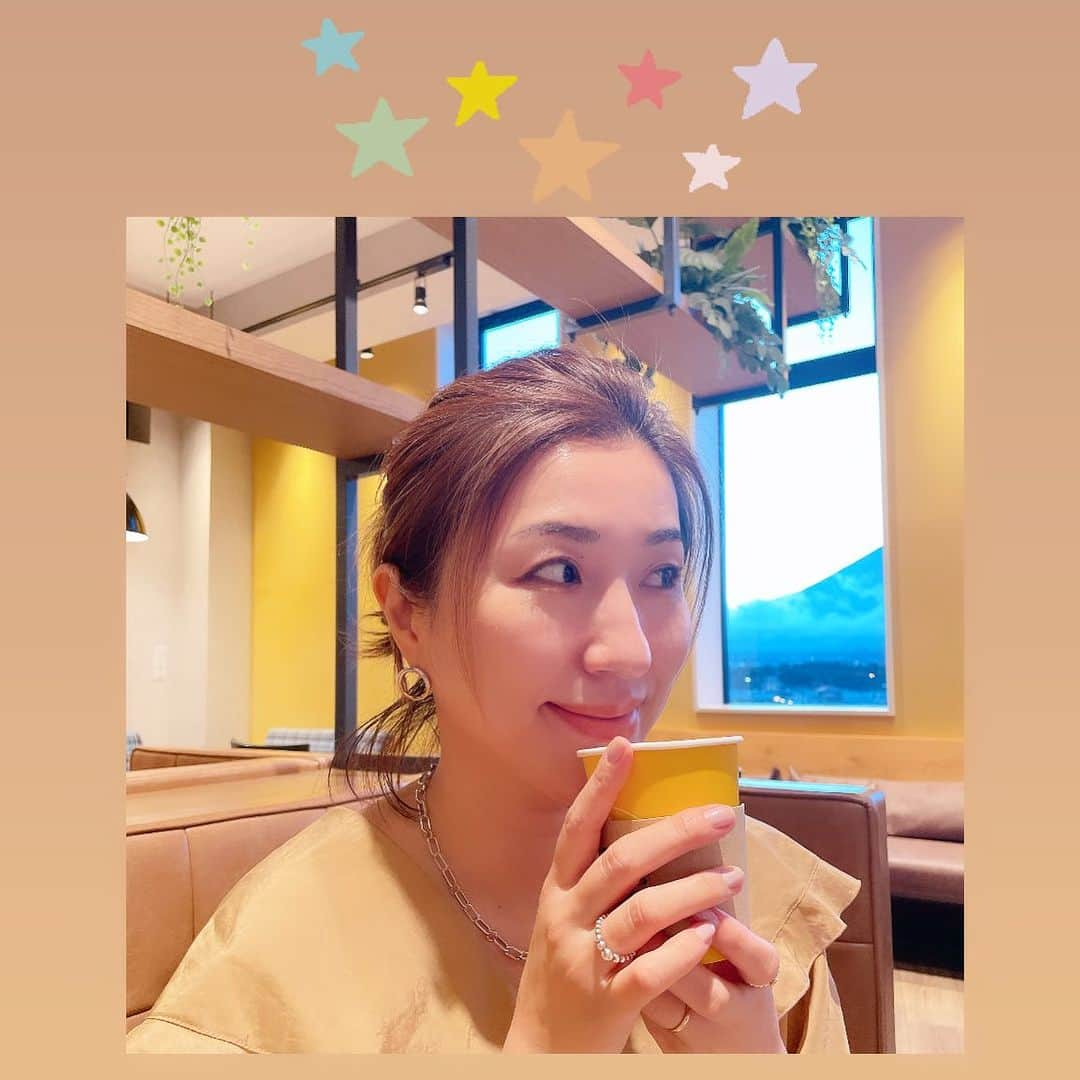 長井かおりのインスタグラム：「今日で44歳になりました🙌  気持ちは30代のままなのですが、 まさかの44歳まできてしまった🤨 これからの人生も楽しみです😉  この一年も健康第一で♡ 新たな出会いも楽しみ♡  そして、 いつもご一緒して下さるみなさん、 この一年もよろしくお願いします🫶🏻  SNSを通じて応援してくださる皆さん、 引き続きよろしくお願いします😘  まだまだ突っ走るよぉ〜💨  #誕生日は御殿場アウトレットで😜 #富士山バックで」