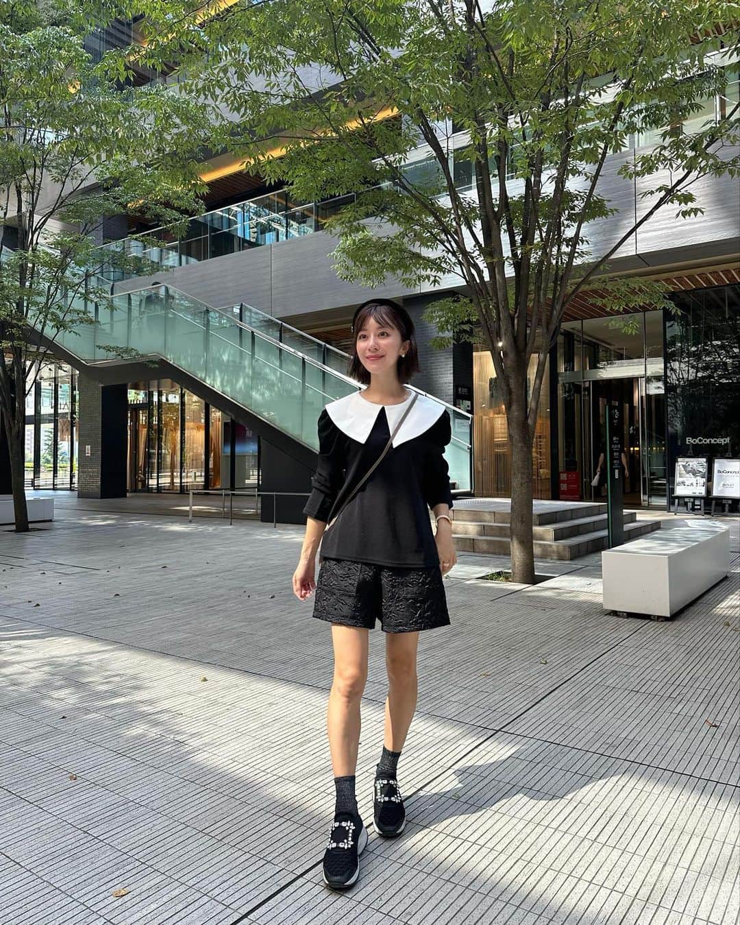 水野佐彩のインスタグラム：「・ 名古屋コーデ🖤🖤  ひいおばあちゃんに会えて とっても嬉しそうな娘でした👧🏻❤️👵🏻 娘と連休のお出かけは なかなかにしびれたけど お休みの日の過ごし方を振り返って ああ。私母になったんだなあ(遅 と、しみじみするのでした🤣  🖤🤍 @nostalgia_jp  🖤 @st.rooney  collaboration 🧦 @grshimamura  collaboration 👞 @rogervivier   靴下 かみんぐすーん だゾ。 お楽しみに🗣️❤️❤️❤️  #おちびコーデ #おちびの輪 #低身長コーデ #Sサイズコーデ #ママコーデ #ママライフ #2020年ベビー #女の子ママ #女の子ベビー #ブルベ夏 #ブルベ #ブルベサマー #ブライトサマー #ブライトスプリング #ソフトクラシック #ウェーブ #骨格診断ウェーブ​ #pr #nostalgia #noszozo #ノスタルジア」