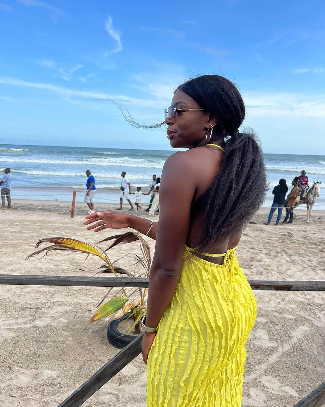 アシャ・フィリップのインスタグラム：「Ghana I’ve arrived 🇬🇭🛫🏝️😍  #offseason #ghana #accra #beachgirl #yellow #catchflightsnotfeelings」