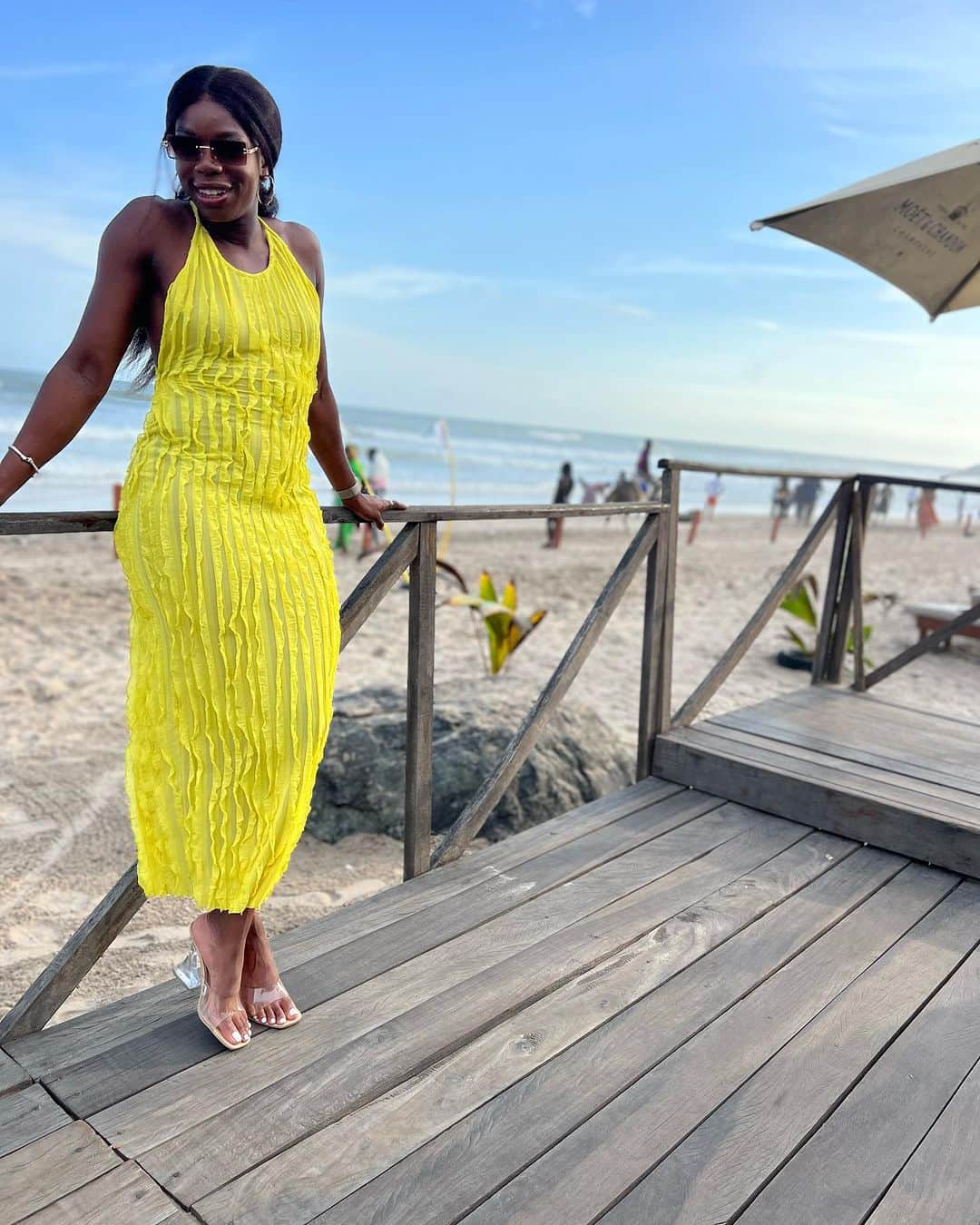 アシャ・フィリップさんのインスタグラム写真 - (アシャ・フィリップInstagram)「Ghana I’ve arrived 🇬🇭🛫🏝️😍  #offseason #ghana #accra #beachgirl #yellow #catchflightsnotfeelings」9月18日 19時44分 - missashaphilip