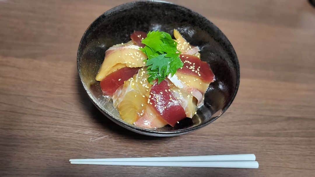 芽夢ちさとのインスタグラム：「昨日の夜から漬け丼を食べたくなった私🐟️😂  何かモヤモヤしてたので… まつ毛パーマに行って💕漬け丼作ってリフレッシュ✨  世の中、色んな人がいるなぁ… まぁ関わらなければ良いことなので気にしないでおこ～🤗 やはり、信用できる方達とだけ深く交流していけば良いかなぁ～😆💕✨  昨日のレッスンのダメ出し✨分析も出来たので、また表にしなきゃ💕 しっかりと前だけを見て頑張っていこ～😆👍️❤️  #お家ご飯 #漬け丼 #まつ毛パーマ #リフレッシュ #レッスン #分析 #ダメ出し #シート #花の道バレエスクール #押上 #SORAスタジオ #奈良市観光大使 #芽夢ちさと」