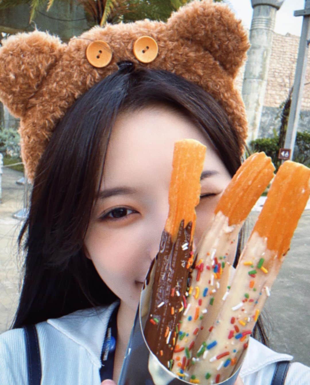 蔡瑞雪（Ruixue Tsai）さんのインスタグラム写真 - (蔡瑞雪（Ruixue Tsai）Instagram)「有兩隻小熊🐻 你要哪一隻？ʕ•ᴥ•ʔ  第一次來新加坡環球影城 比想像中的還好玩✌🏻」9月18日 19時54分 - snowbabyq