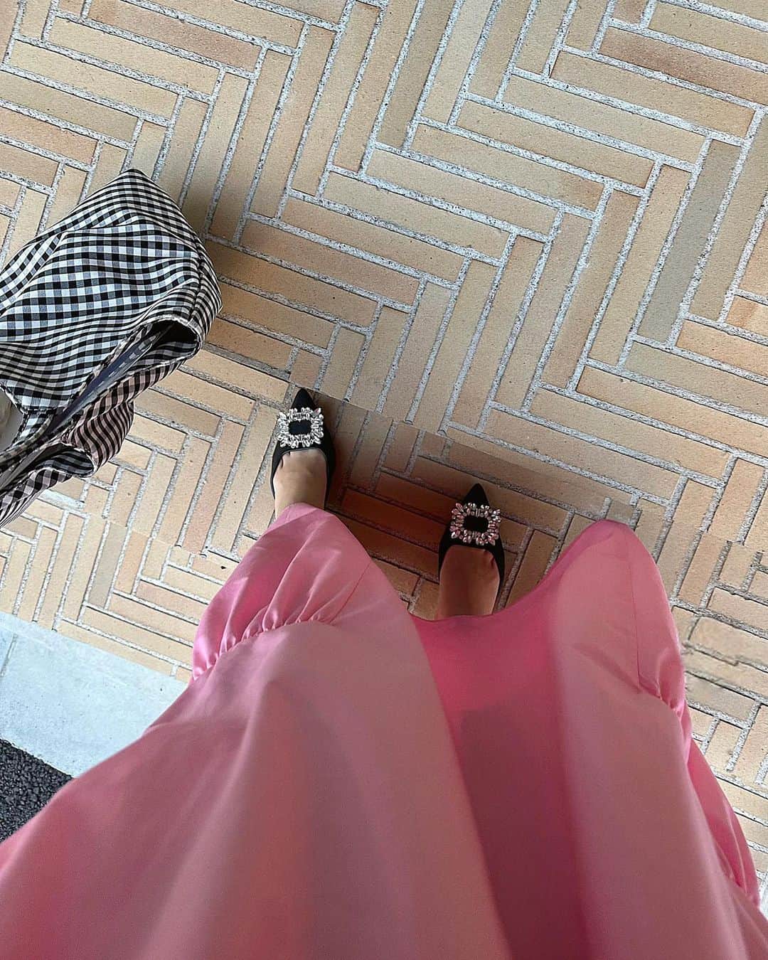 稲川千里のインスタグラム：「ニナとピンクコーデした日🩷 ワンピースも好き👗 #姉妹ママ #大人のピンク」