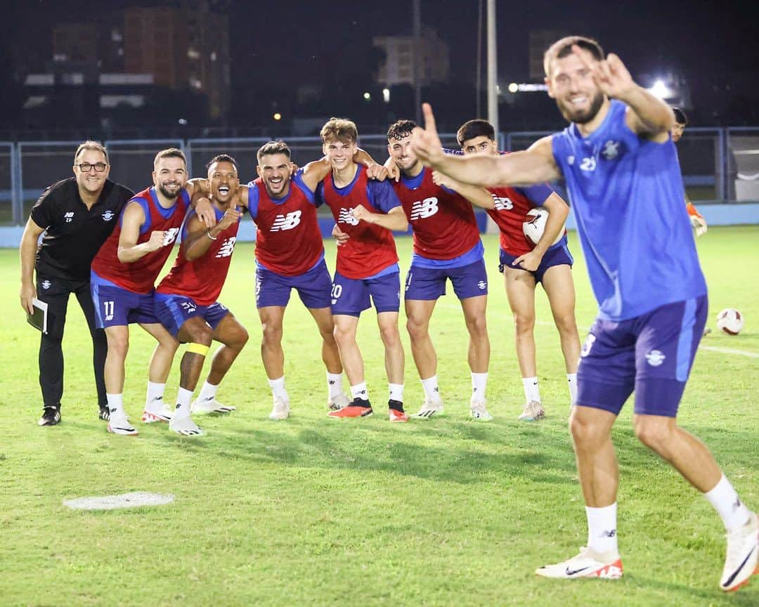 ナニのインスタグラム：「Fantastic training 💪🏾  Great team spirit 🙌🏾  Let's keep going 🔥 #MondayMotivation #AdanaDemirspor #Work #Training」